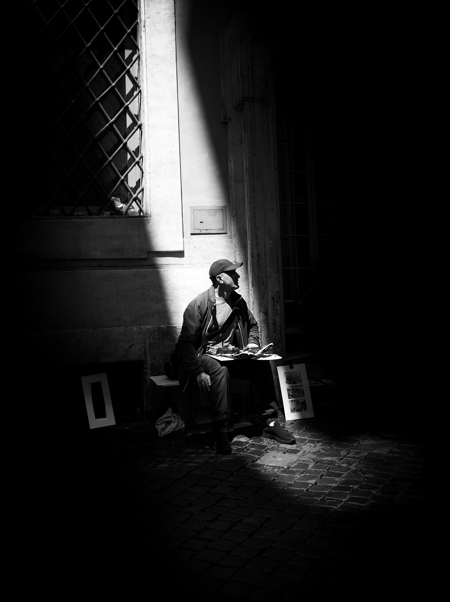 "Streets of Rome: artist"
Papier: Hahnemühle William Turner //
Motiv: 300 x 401 mm //
Rahmen: 419 x 520 mm; 20 mm Eiche, schwarz; Passepartout hochweiss; 10 mm Weißrand; Museumsglas //
Edition: 30 (3 AP) //
€ 300,00
