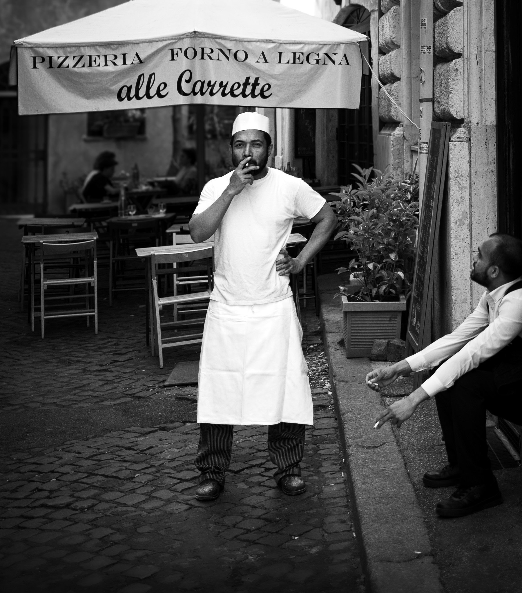 "Streets of Rome: smoking chef"
Papier: Hahnemühle William Turner //
Motiv: 300 x 341 mm //
Rahmen: 419 x 520 mm; 20 mm Eiche, schwarz; Passepartout hochweiss; 10 mm Weißrand; Museumsglas //
Edition: 30 (3 AP) //
€ 300,00