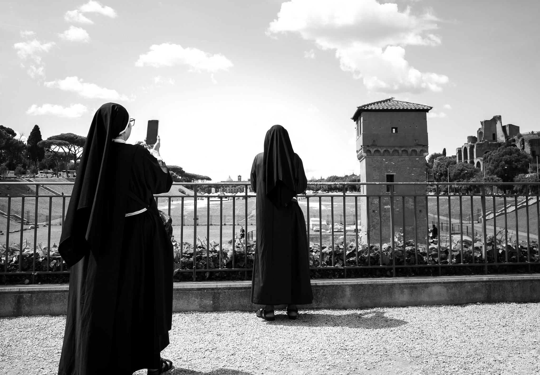 "Streets of Rome: digital nuns"
Papier: Hahnemühle William Turner //
Motiv: 288 x 199 mm //
Rahmen: 419 x 520 mm; 20 mm Eiche, schwarz; Passepartout hochweiss; 10 mm Weißrand; Museumsglas //
Edition: 30 (3 AP) //
€ 300,00