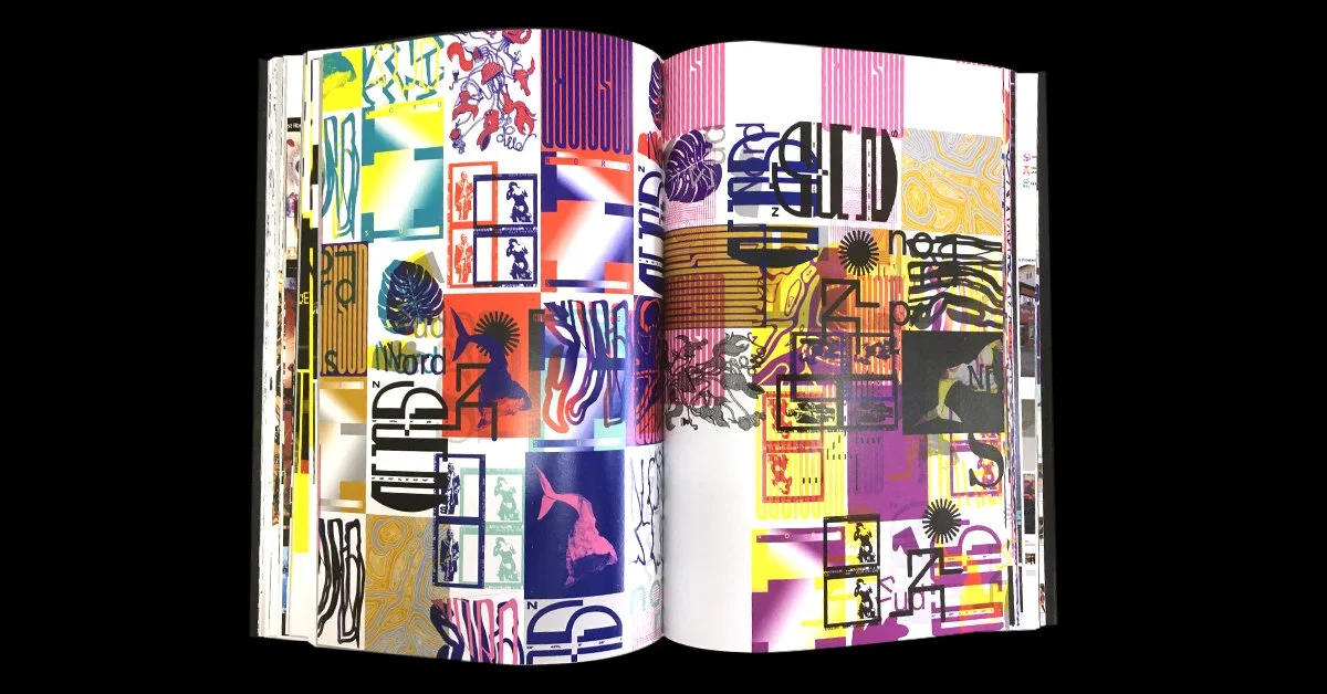 Page d'un livre avec un collage d'images et de motifs colorés, comprenant des formes abstraites, des silhouettes, des textes, et des illustrations variées.