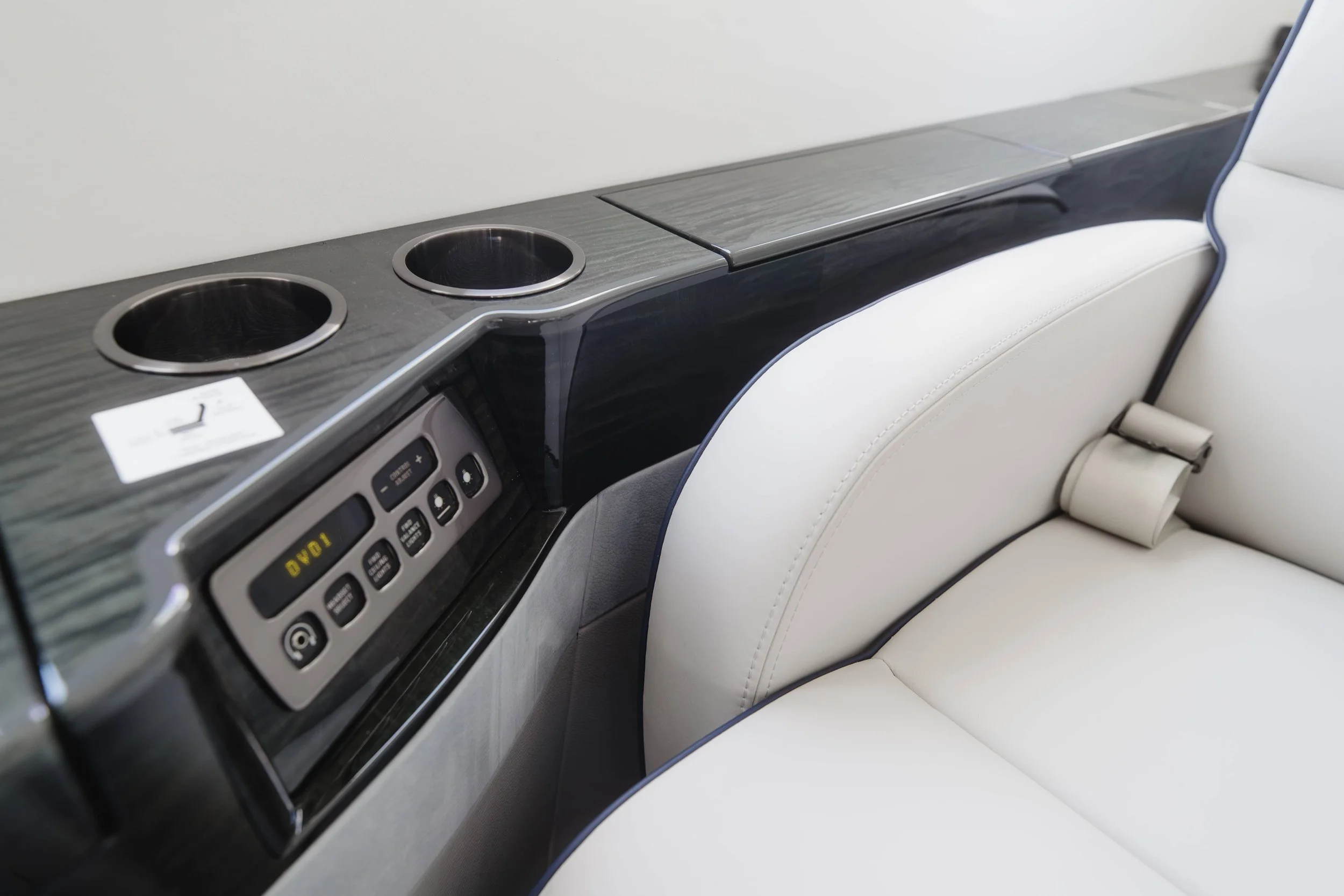 Falcon2000EXy_Interior_16.jpg