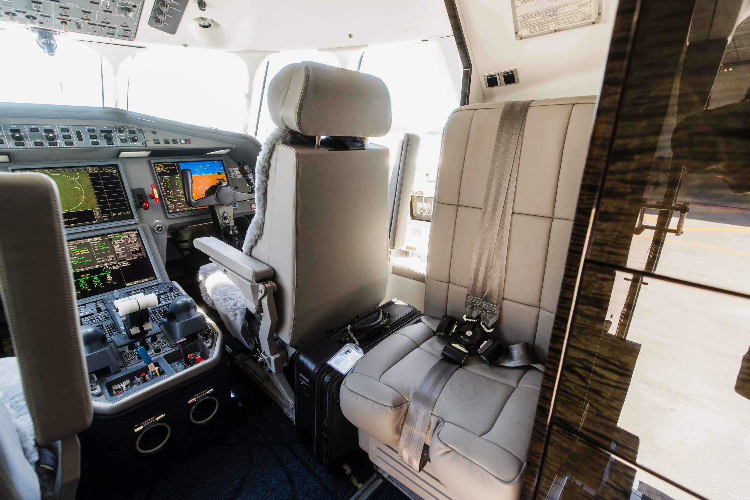 Falcon2000EXy_Cockpit_2.jpg