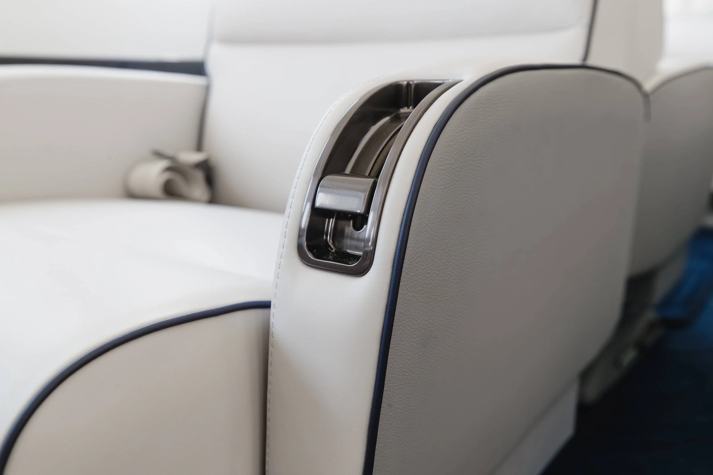 Falcon2000EXy_Interior_7.jpg
