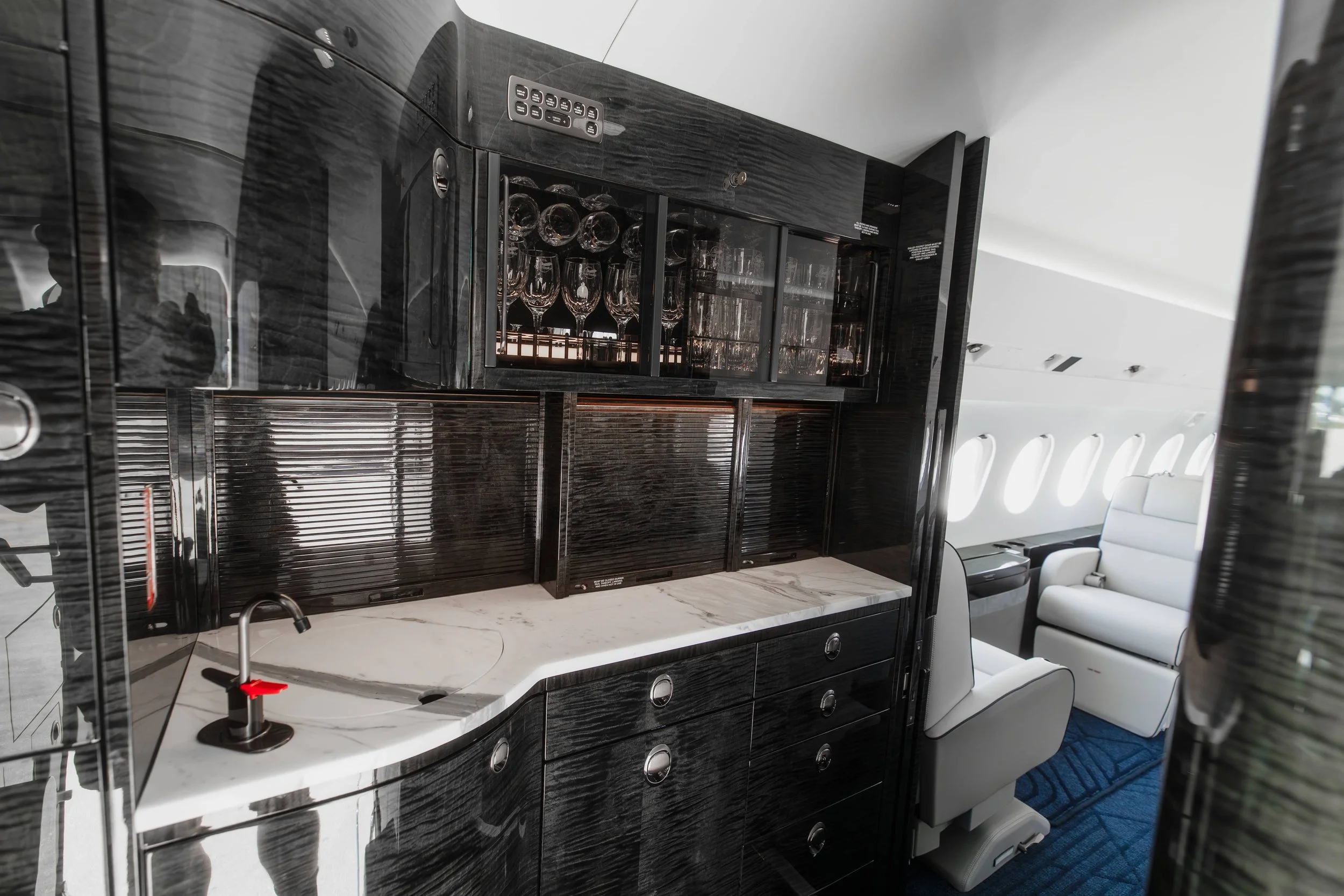 Falcon2000EXy_Galley_2.jpg