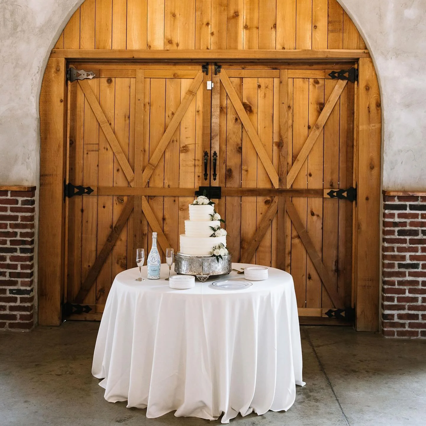 Love is sweet, and so was Savannah & Chris’ cake 🍰💍✨
From your first look to your first slice of cake, every moment of your wedding day should feel effortless and unforgettable. We’ll handle the details so you can simply savor the