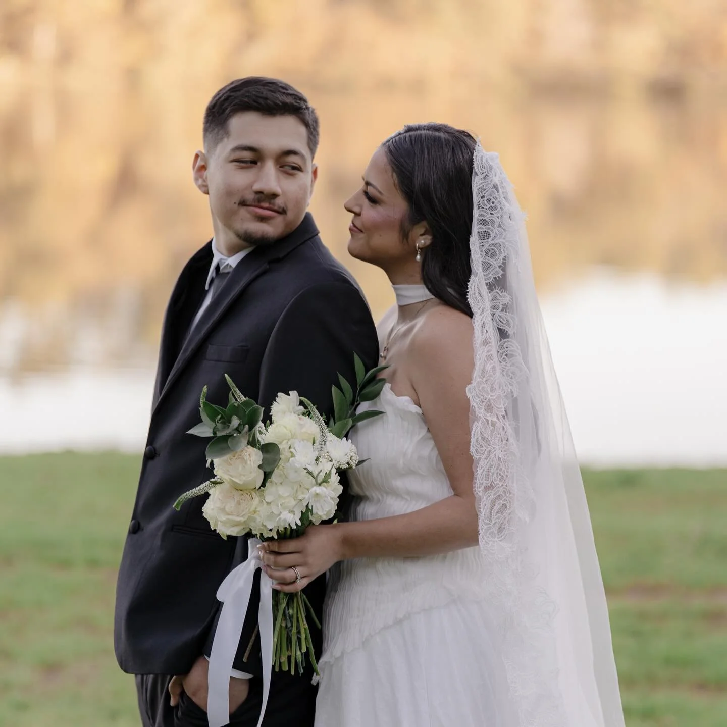 Timeless moments captured beautifully. 🤍🕊️💍

Vendors! 

Venue | @lakeside_lodge_venue 
Planner | @elliehallmarkphotography 
Photographer | @maryhmedia 
Florist | @rootedandbloomco 
Stationary | @kelli_3strands 
Bridal Gown | @midwestgowns 
Content
