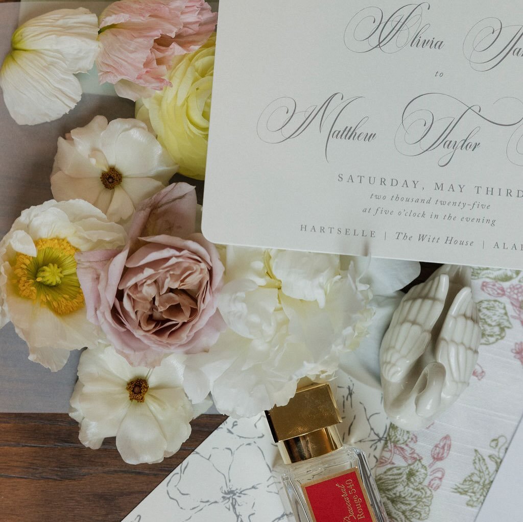 This Alabama weather has us dreaming of Olivia &amp; Matthew&rsquo;s gorgeous day !! 🤍✨🕊️

Vendor Team
Venue | @thewitthouse 
Wedding Coordinator | @rootedandbloomco
Photographer | @emilycole.jpg 
Catering | @thewitthouse 
Reception Entertainment |