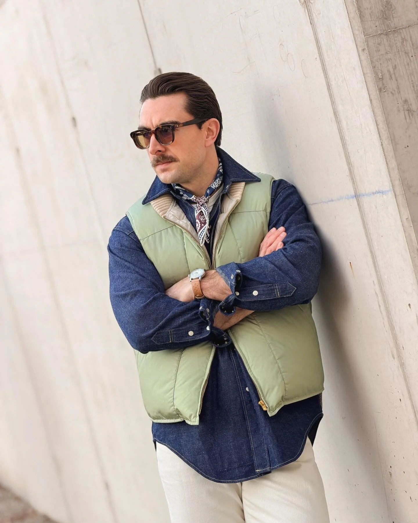 Transitional looks 🌱 Weekend mode 📸
.
Glasses:&nbsp;@bantonframeworks 
Vest: @fortela_ 
Bandana: @poszetkacom
Overshirt: @info.coherence vis @michaeljondral 
T-Shirt: @merzbschwanen 
Jeans: @bergandberg 
Boots:&nbsp;@sagarabootmaker 
Watch: @breitl