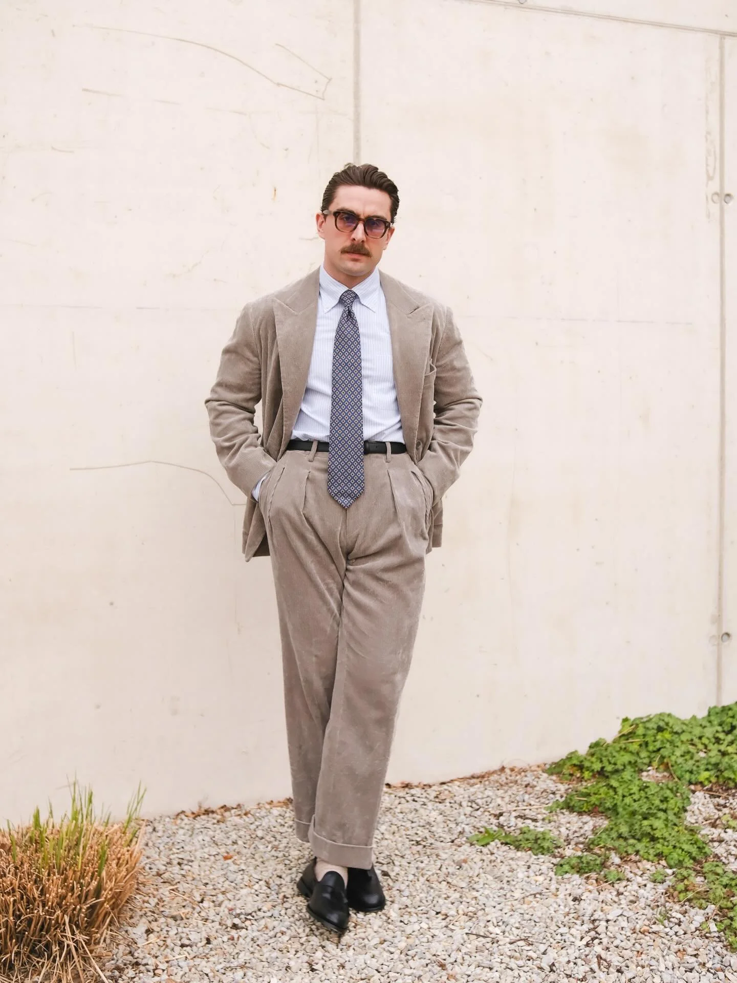 Speing looks 🌸 Last days for corduroy
.
Glasses:&nbsp;@bantonframeworks 
Suit: @thedecorumbkk x @kamoshita 
Shirt &amp; tie: @poszetka
Belt: @sartolane
Loafers:&nbsp;@myrqvist
Watch: @nomos_glashuette 
.
.
.
.
.
#myrqvist #decorum #nomosglash&uuml;t