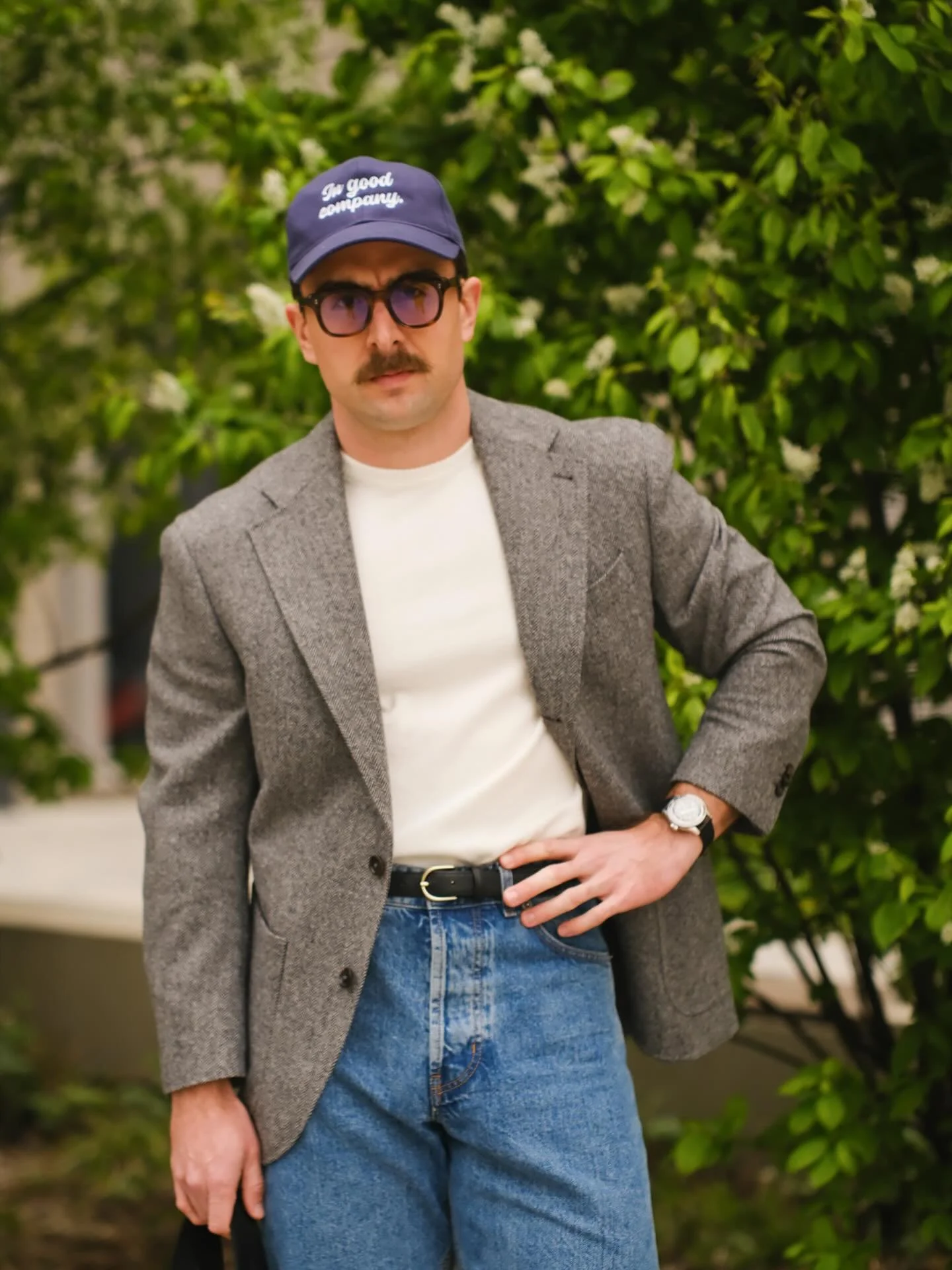 Spring looks 🌸 Keeping it casual 📸
.
Cap: @poszetkacom
Glasses:&nbsp;@bantonframeworks 
Sportcoat &amp; T-Shirt: @poszetkacom 
Belt:&nbsp;@sartolane
Jeans: @bergandberg
Socks:&nbsp;@pedemeia_socks
Loafers:&nbsp;@myrqvist
Tote Bag: @sartolane
Watch: