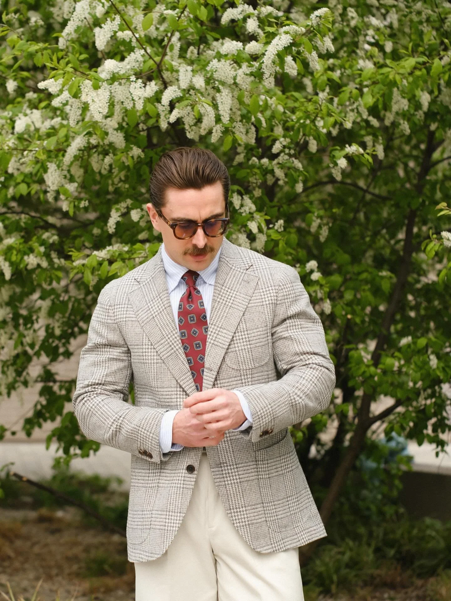 Spring looks 🌸 A hint of red 📸
.
Glasses:&nbsp;@bantonframeworks 
Full outfit: @poszetkacom 
Socks:&nbsp;@pedemeia_socks
Loafers:&nbsp;@myrqvist
Tote Bag: @sartolane
.
.
.
.
.
#poszetkacom #myrqvist 
#classicmenswear&nbsp;#timelessstyle&nbsp;#casua