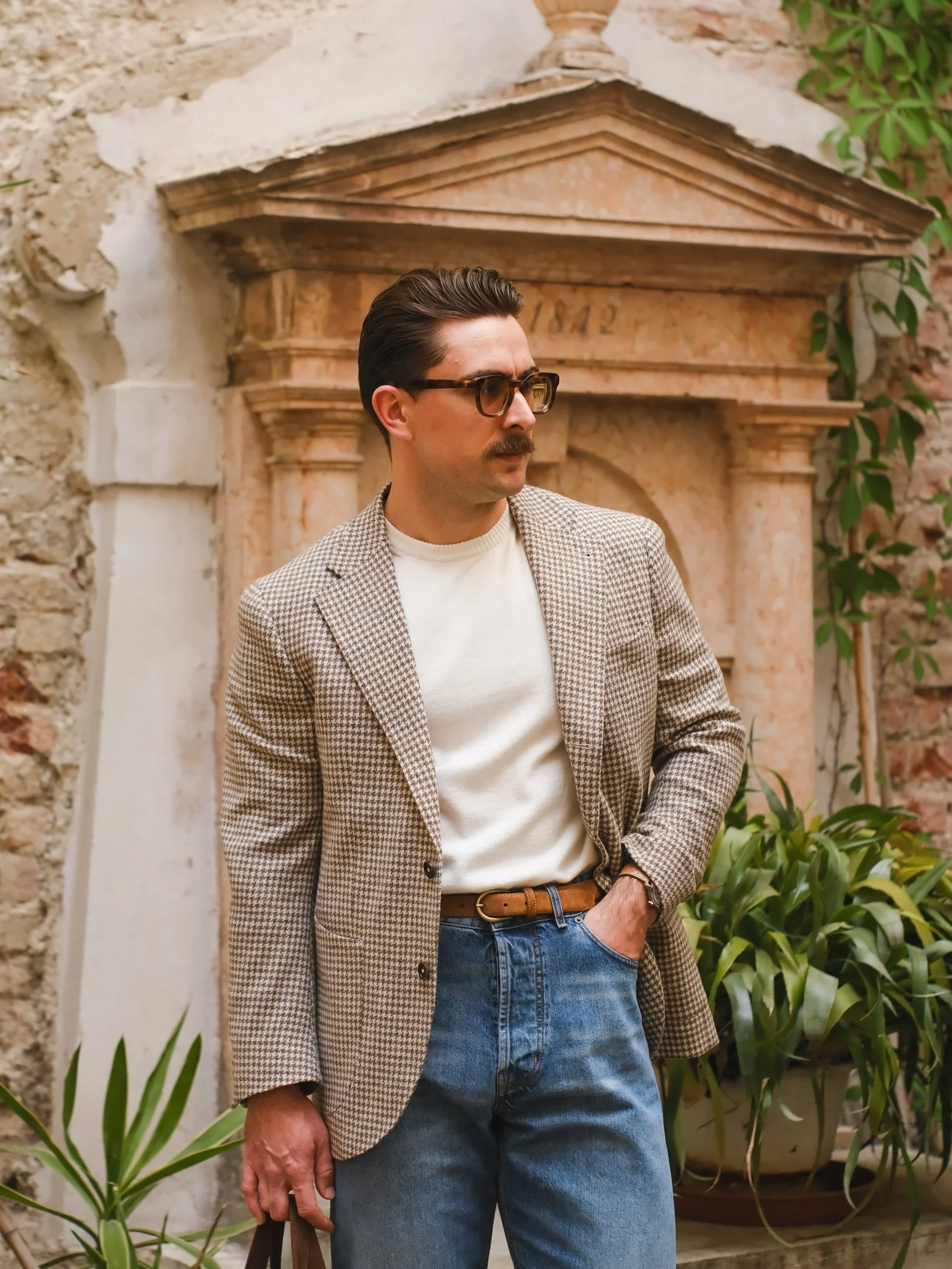 Spring looks 🌸 Warm neutrals. 📸
.
Glasses:&nbsp;@bantonframeworks 
Sportcoat &amp; T-Shirt: @poszetkacom 
Belt:&nbsp;@sartolane
Jeans: @bergandberg
Socks:&nbsp;@pedemeia_socks
Loafers:&nbsp;@aldenshoeco
Tote bag: @sartolane 
Watch: @breitling 
.
.
