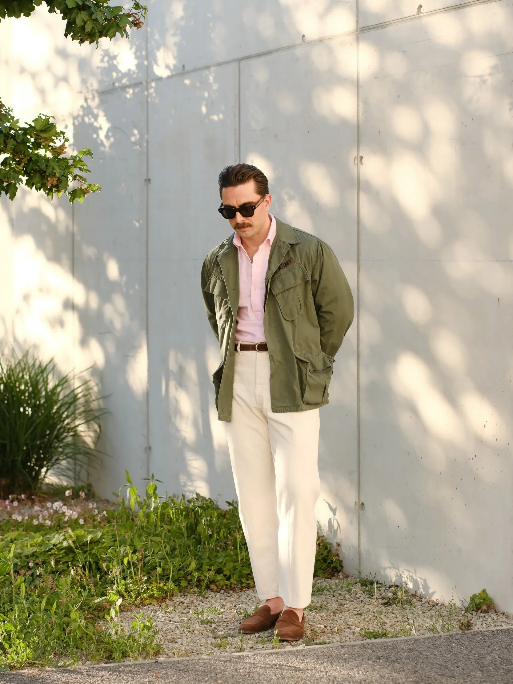 Spring looks 🌸 A touch of pink
.
Glasses:&nbsp;@pewpols 
Jacket: vintage
Popover Shirt: @poszetkacom 
Belt:&nbsp;@sartolane
Jeans: @bergandberg
Loafers:&nbsp;@aldenshoeco 
Watch:&nbsp;@breitling 
.
.
.
.
.
#aldenshoes #armyjacket #bergandberg #jungl