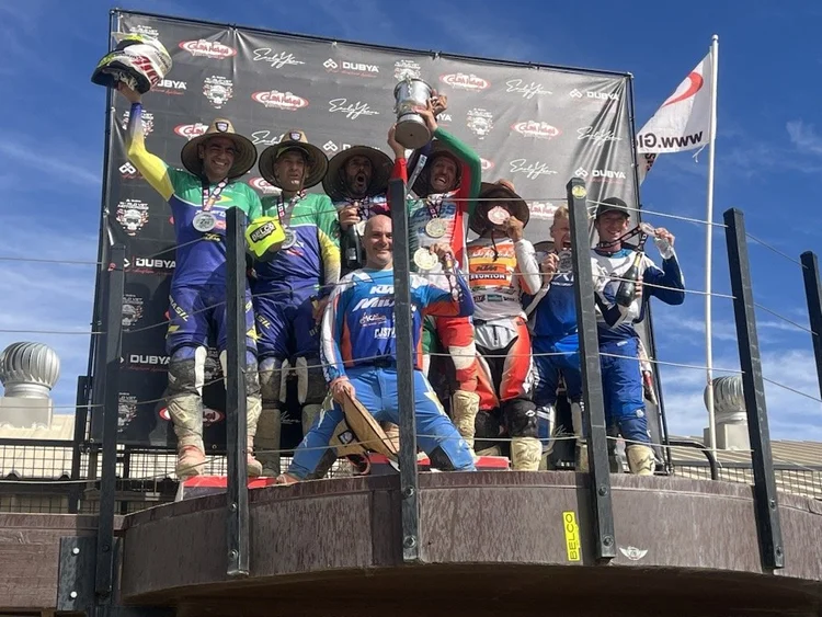 Team Italy celebrating the 2025 Cup of Nations win at Glen Helen