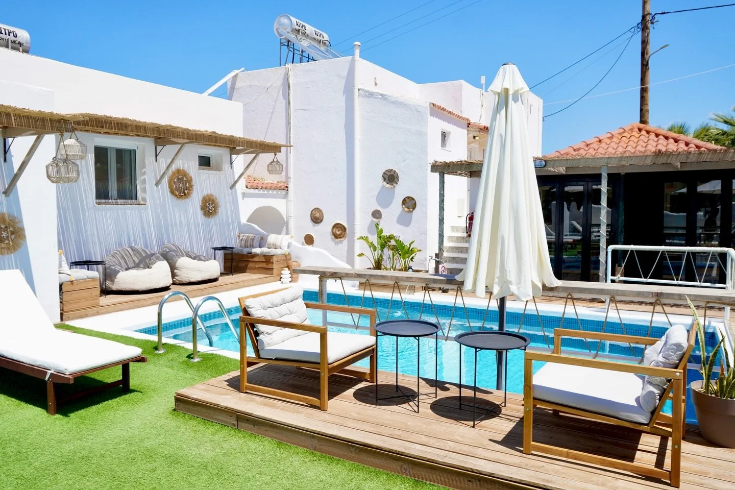 Sunshine, cocktails, pool days &amp; summer nights 🌴☀️🍸
Where your holiday stay meets your favorite cocktail spot.

Welcome to the perfect combo &mdash; Hersonissos Holidays Apartments &times; Alibi Cocktail House 🤍

#Hersonissos #Crete #Hersoniss
