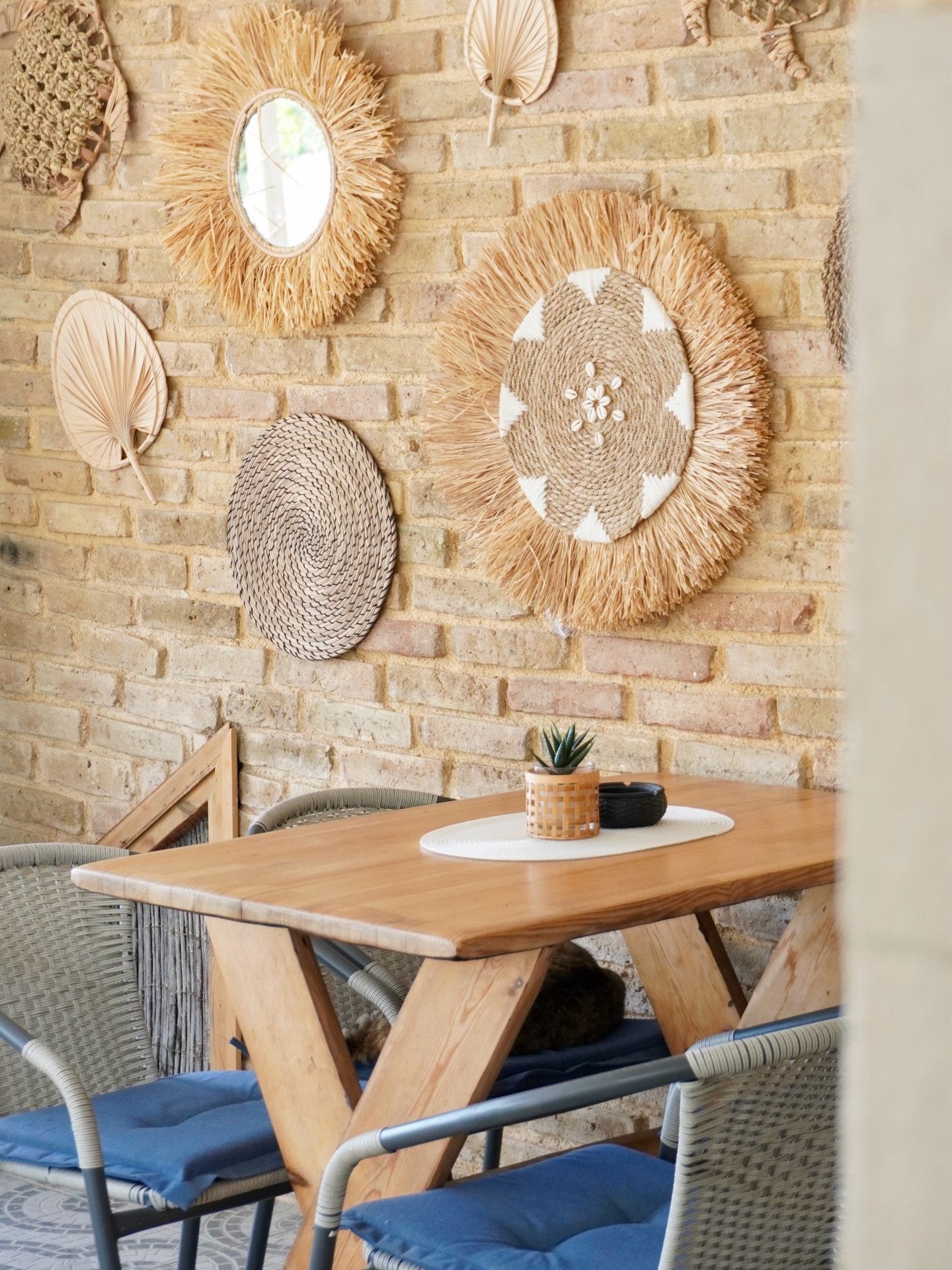 Golden hour corners, island breeze &amp; cocktails waiting for you 🍸✨
Welcome to your little hideaway in Hersonissos.

📍 Alibi Cocktail House
#Hersonissos #CreteVibes #CocktailBar #SummerInCrete #crete