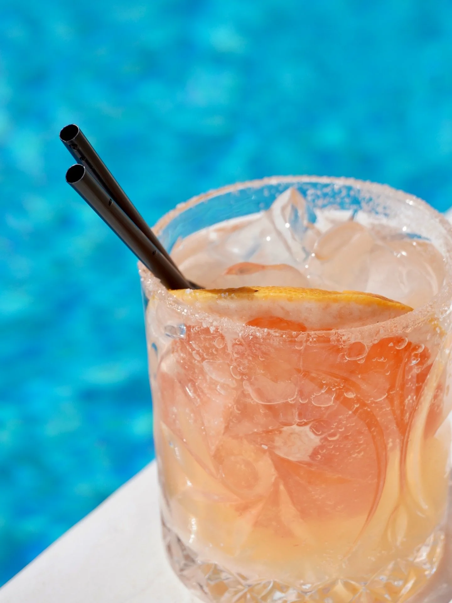 Meet your new poolside obsession &mdash; Paloma 🍊✨
Fresh grapefruit, tequila, ice-cold sparkle &amp; sunshine in a glass 🤩 #hersonissos #SummerCocktails #crete
