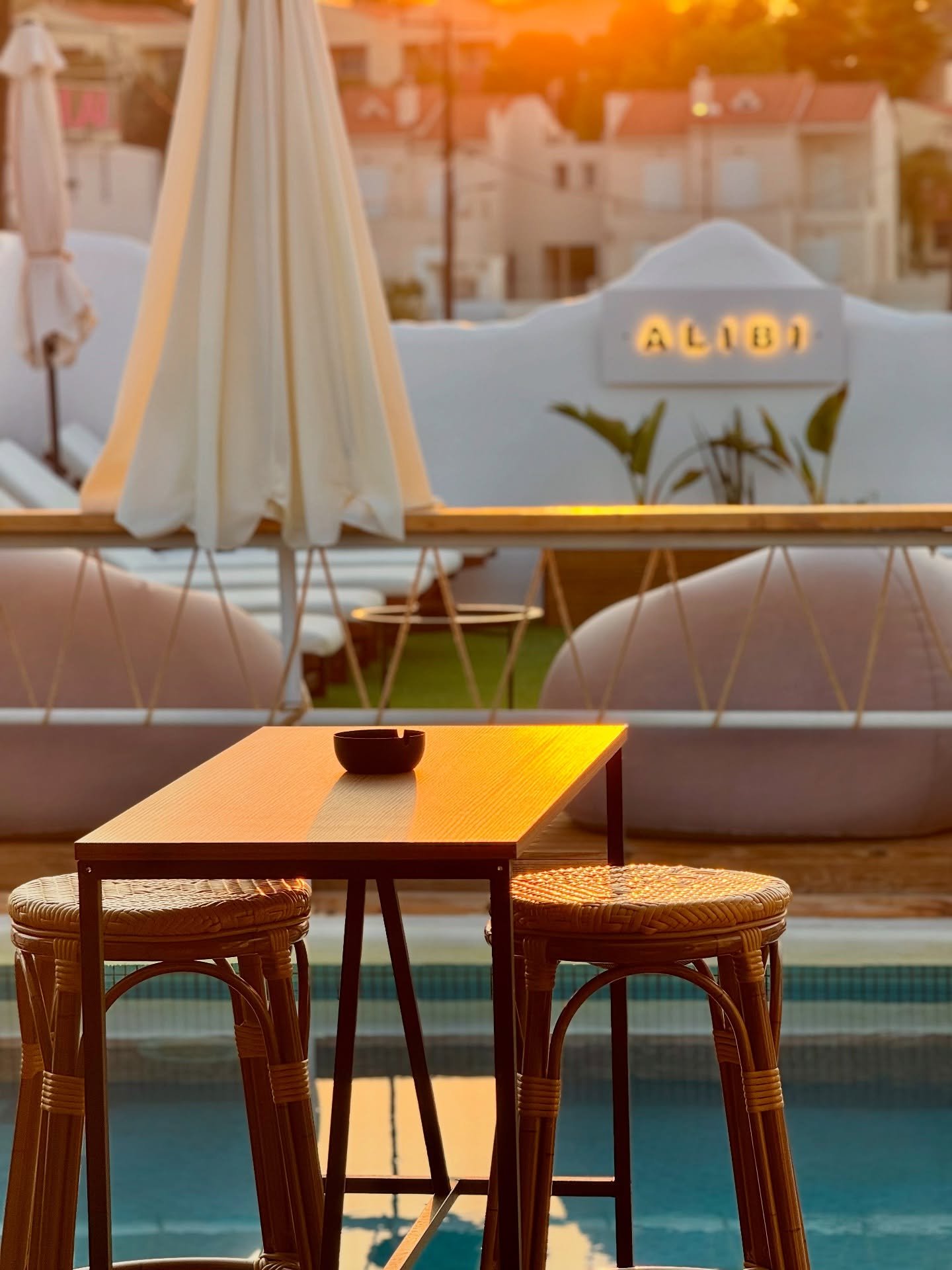 No better excuse for a drink than this view&hellip;
Luckily, we already gave you the Alibi. 😉🍸#chersonissos #hersonissos #crete #greece #bar #poolbar #pool #summer #cocktail #koutouloufari