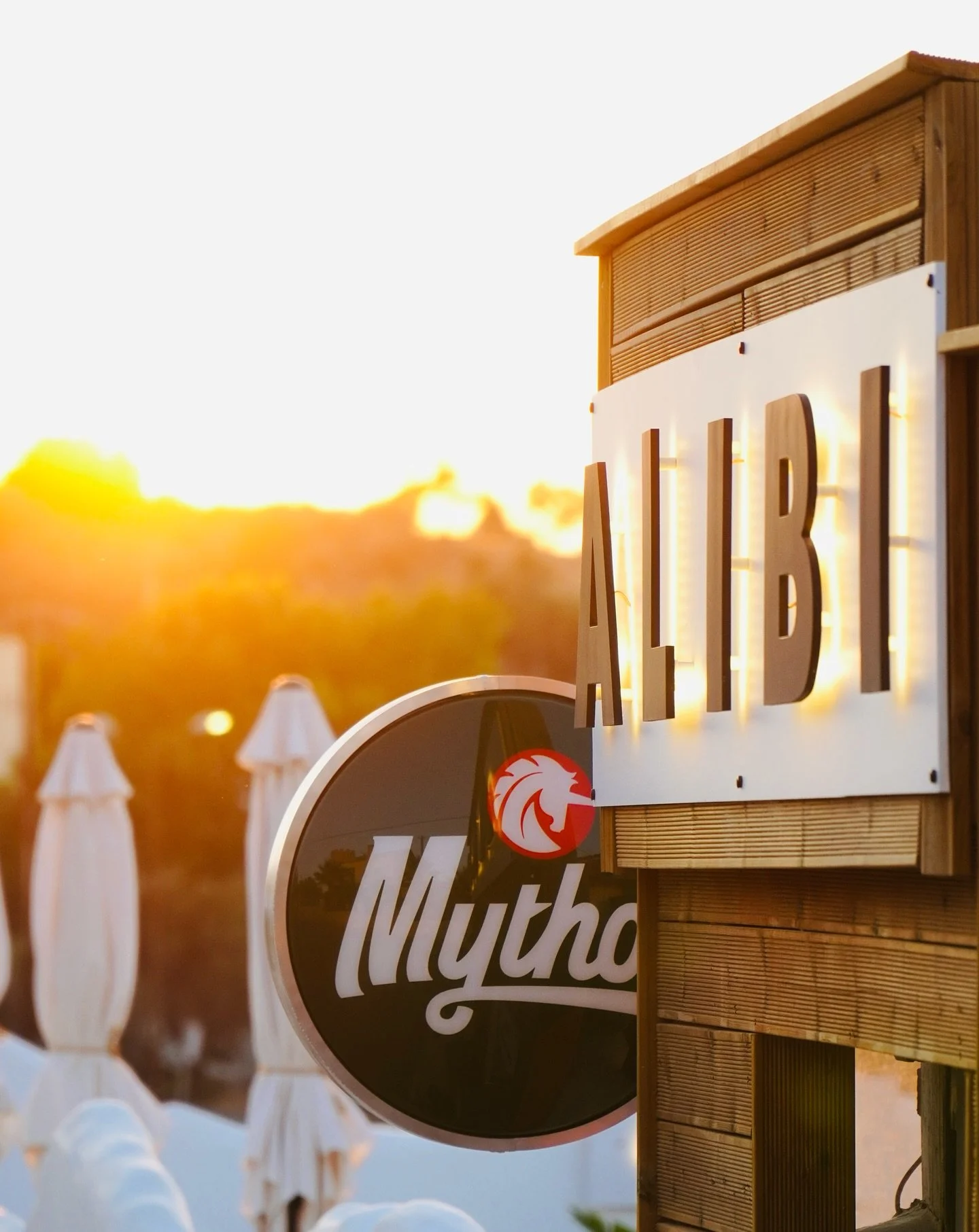 Where good vibes meet great cocktails - create your Alibi summer moments with us 🍸✨ #koutouloufari #piskopiano #hersonissos #chersonissos #crete #greece #bar #poolbar #cocktails #beer #summeringreece