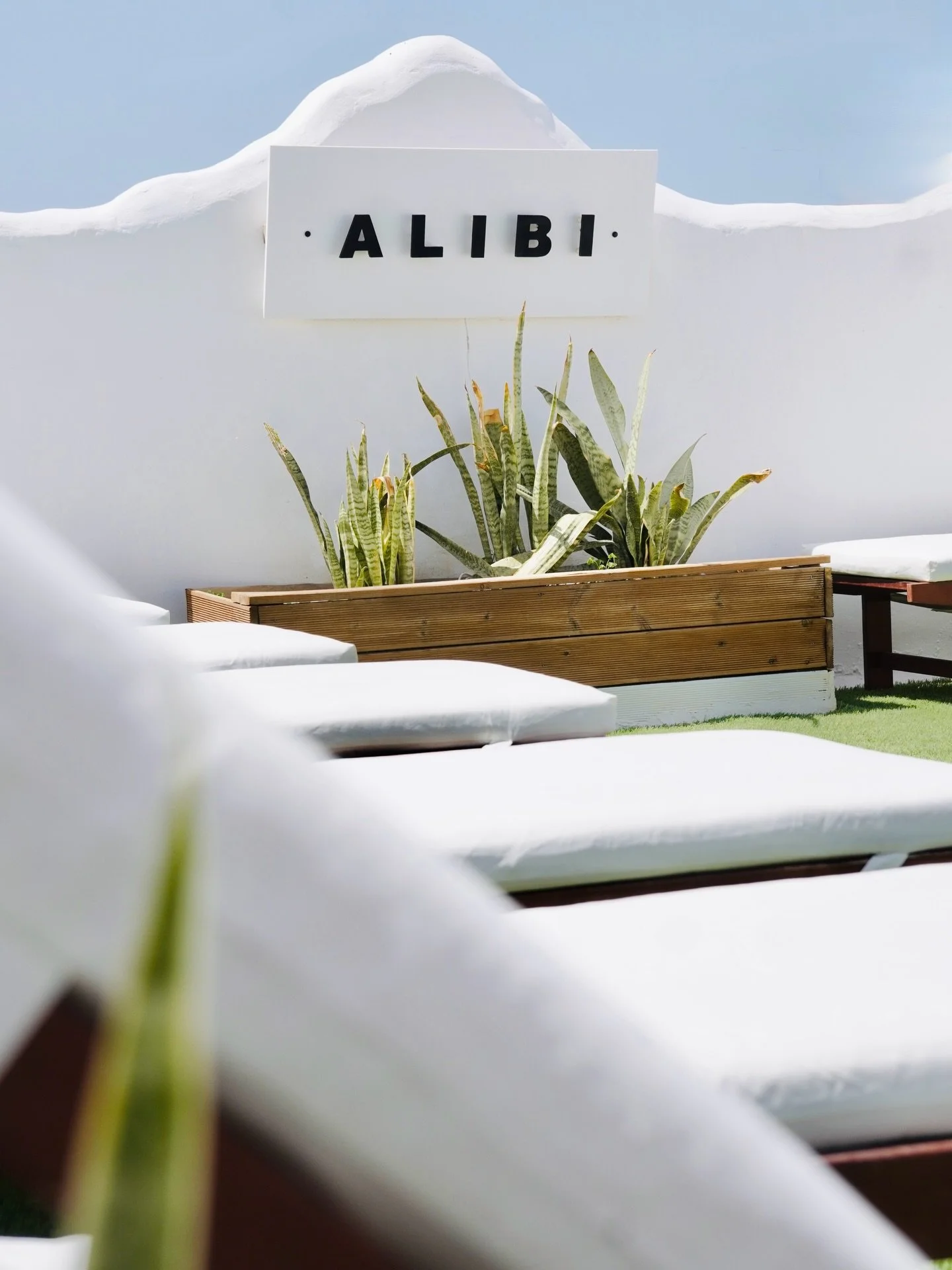 A spot to relax 🧘&zwj;♀️ Hersonissos, Crete 📍

#poolbar #chersonissos #crete #heraonissos