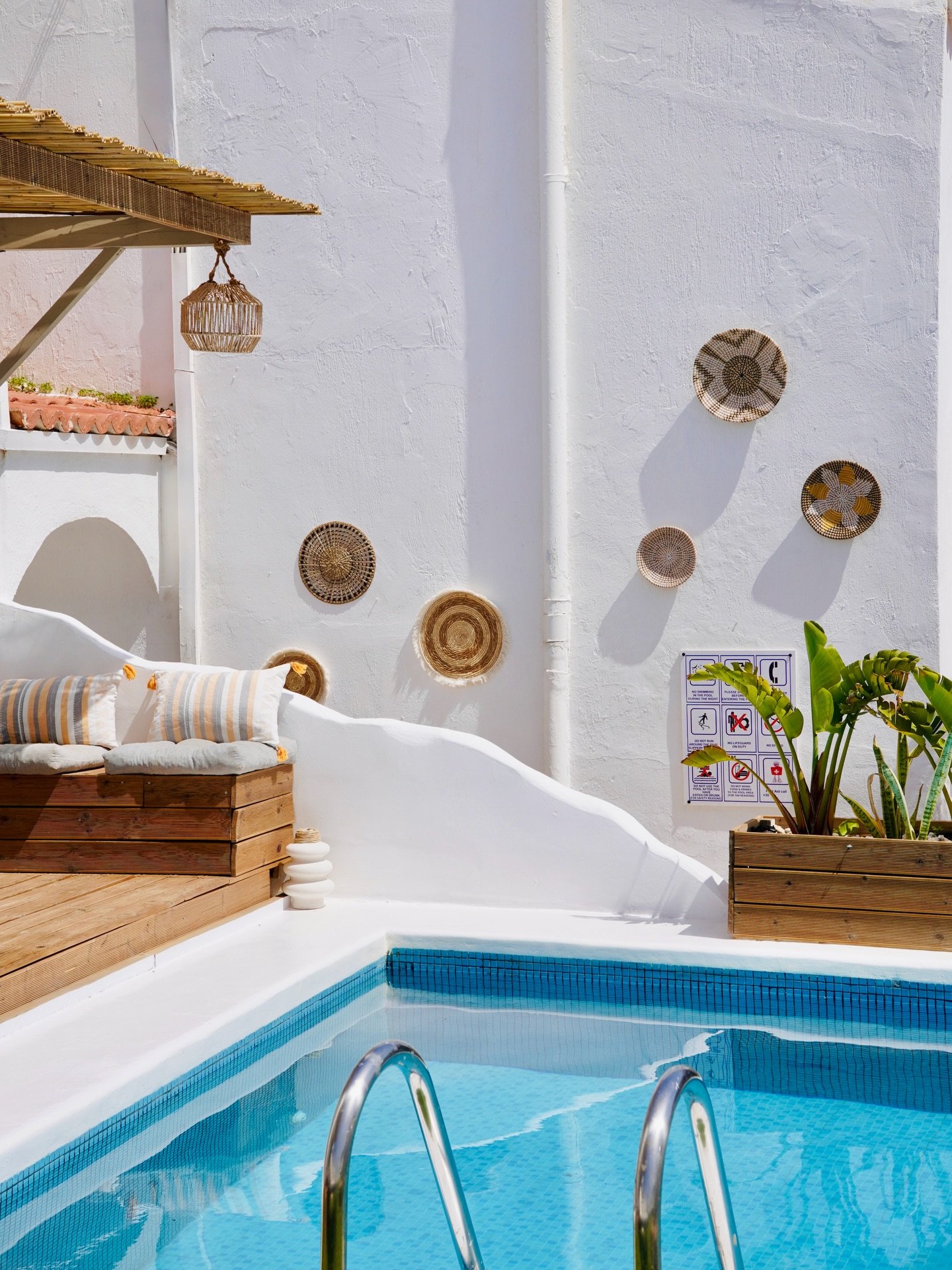 Slow mornings, crystal-clear water, and cocktails waiting just a few steps away🍹Find your little oasis in Hersonissos 😍

📍 Alibi Cocktail House 

#hersonissos #chersonissos #koutouloufari #crete #poolbarcrete