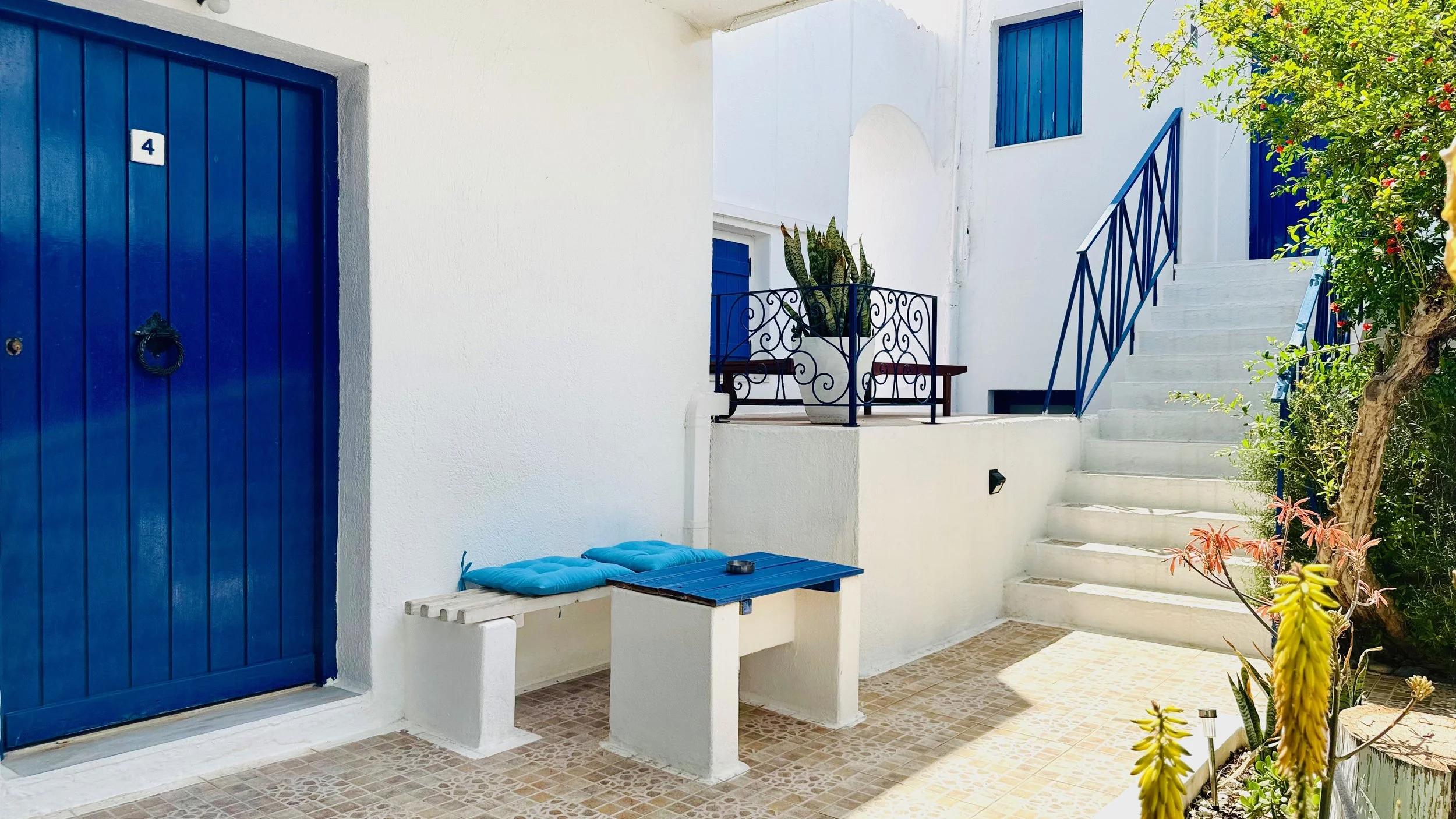 Discover our charming Hersonissos apartments. Stunning views, cozy stays, and the perfect Greek holiday. Book your unforgettable getaway today!