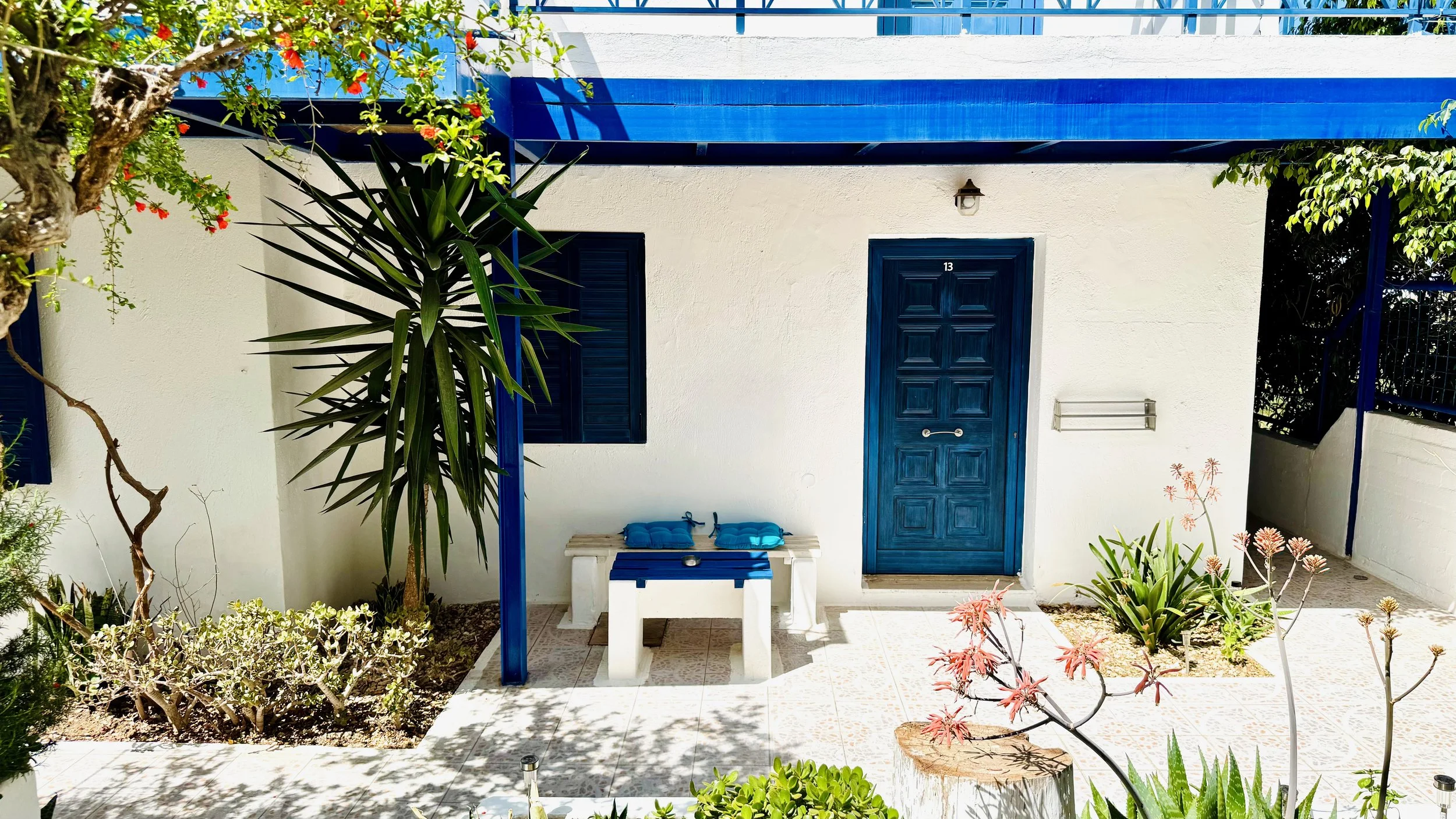 Discover our charming Hersonissos apartments. Stunning views, cozy stays, and the perfect Greek holiday. Book your unforgettable getaway today!