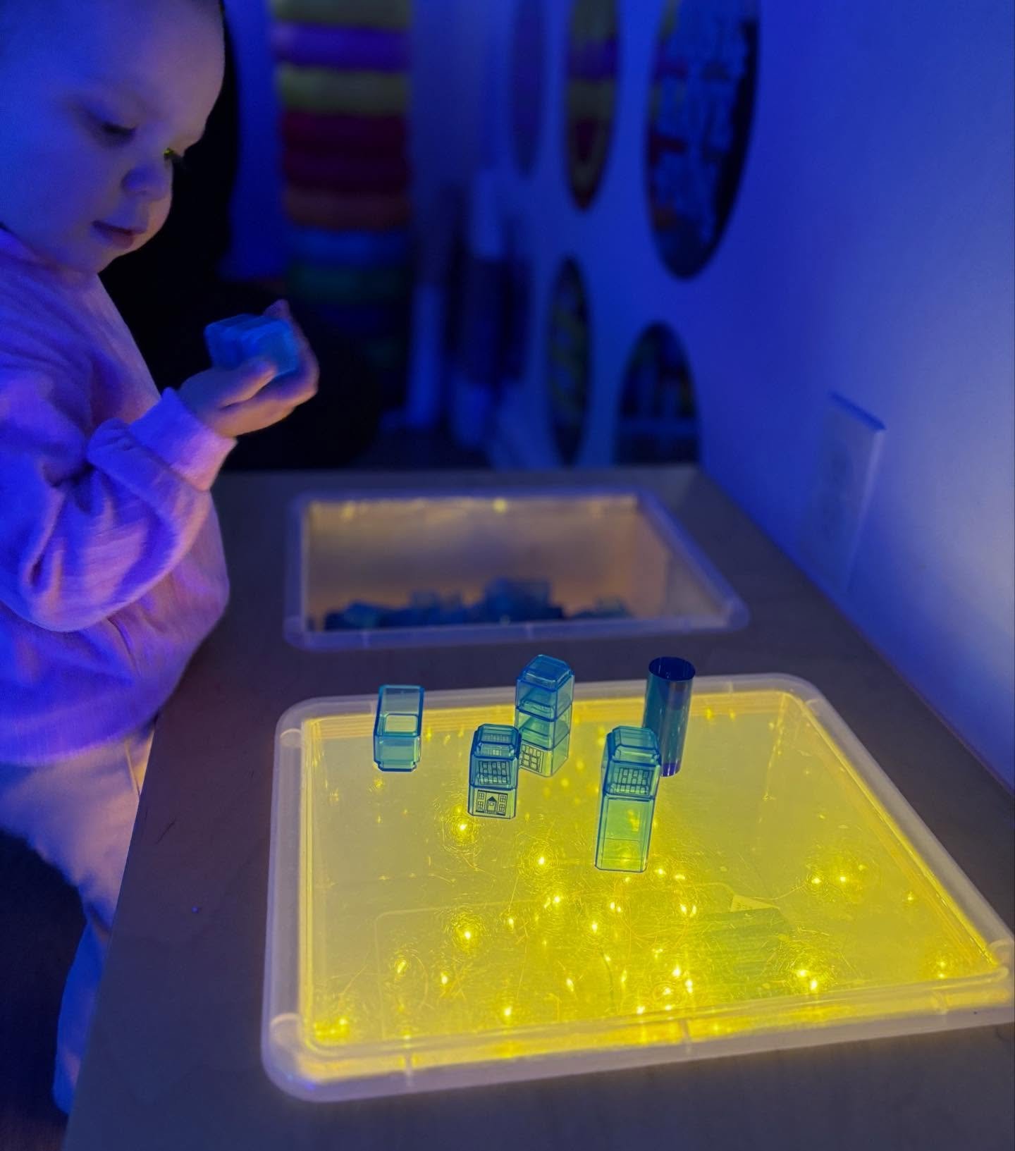 Never underestimate Light as a main source of Sensory play and discovery. Our Glow classes are for sure FUN, AND they open up a world full of explorations in a whole new lens for artists in our space. And gosh I love it. ✨