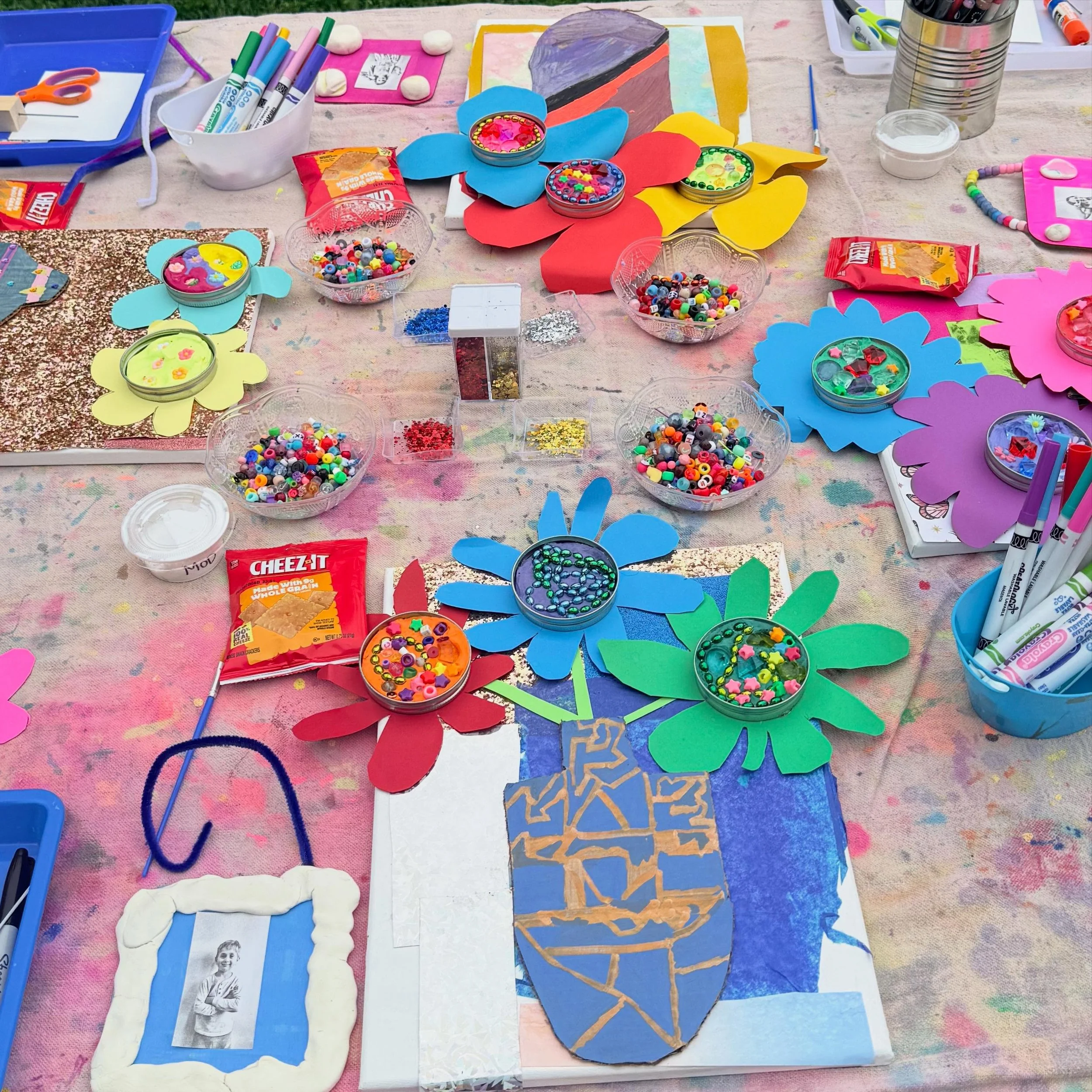 Did you know we offer mobile afterschool art enrichment programming in our classic Little Sprigs whimsical style. We bring everything to your school, even the tables if need be! We love to be outside so long as the weather permits and we are looking 