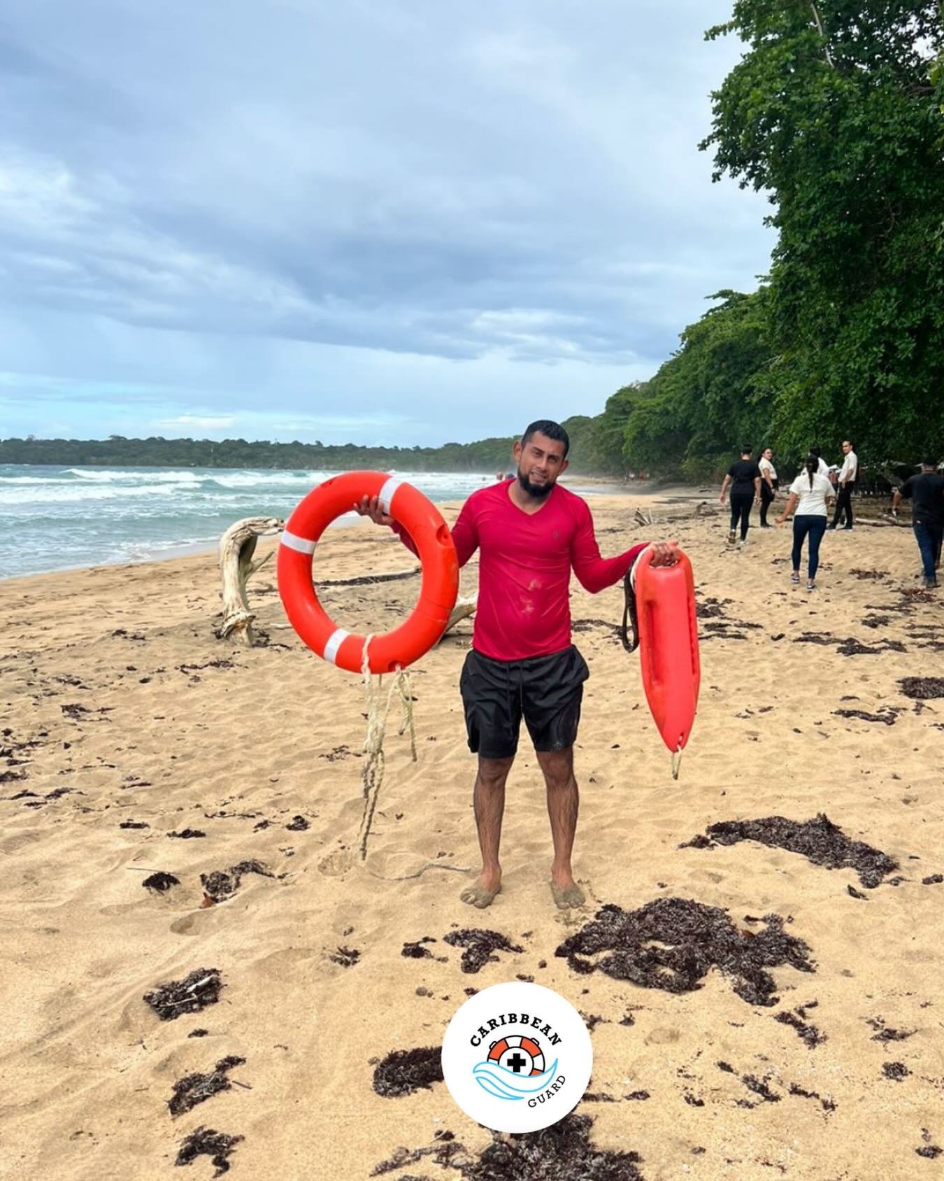 Hoy queremos agradecer especialmente a Yordani 🙌

Gracias a su r&aacute;pida acci&oacute;n, se logr&oacute; un rescate en Playa Grande utilizando los equipos disponibles en las estaciones de emergencia.

Sabemos que, con la presencia de estas estaci