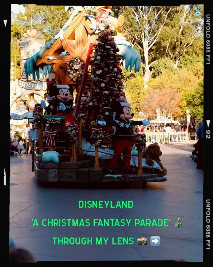 Holiday Season + Disney Magic = the perfect festive combo 🎅✨🎄

We caught &ldquo;A Christmas Fantasy Parade&rsquo; during the holidays at Disneyland and be prepared for crowds - it gets BUSY! Lines for curb seating start forming well over an hour be