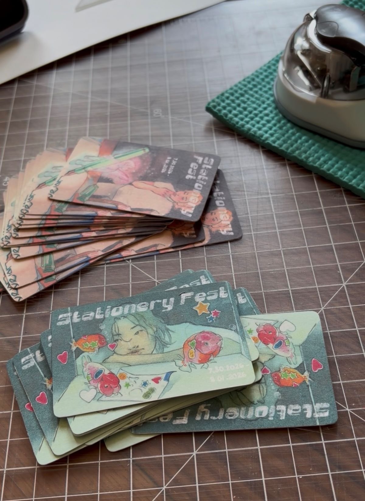 The card that I drew the pet portraits on doubled as a Stationery Fest keepsake. I painted two different stationery themed illustrations and added the name and date of the festival.

Each person who signed up for a pet portrait could pick one of two 