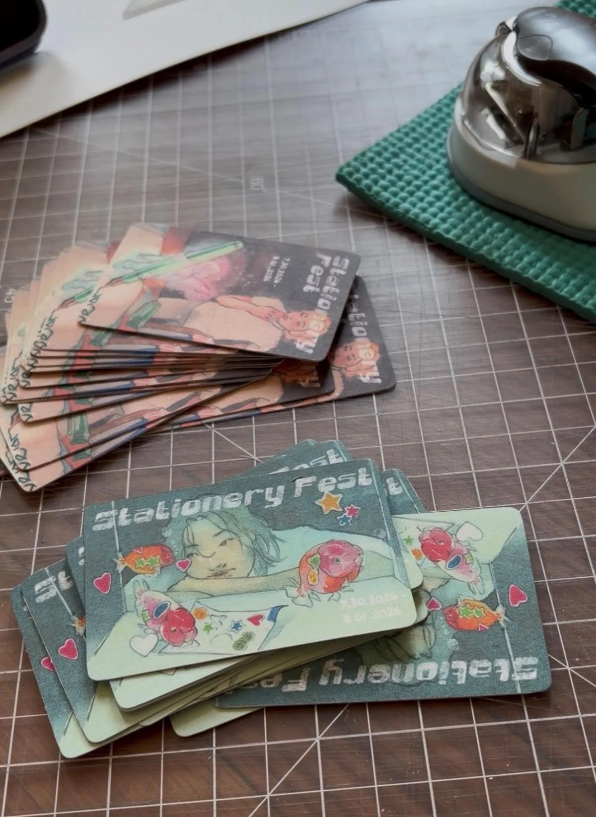The backs of the pet portraits. These are photocard sized cards so that they could be kept in the back of a phone or wallet! It also meant that if they wanted to carry them as a keychain or hang them up, there were plenty of options online for them t
