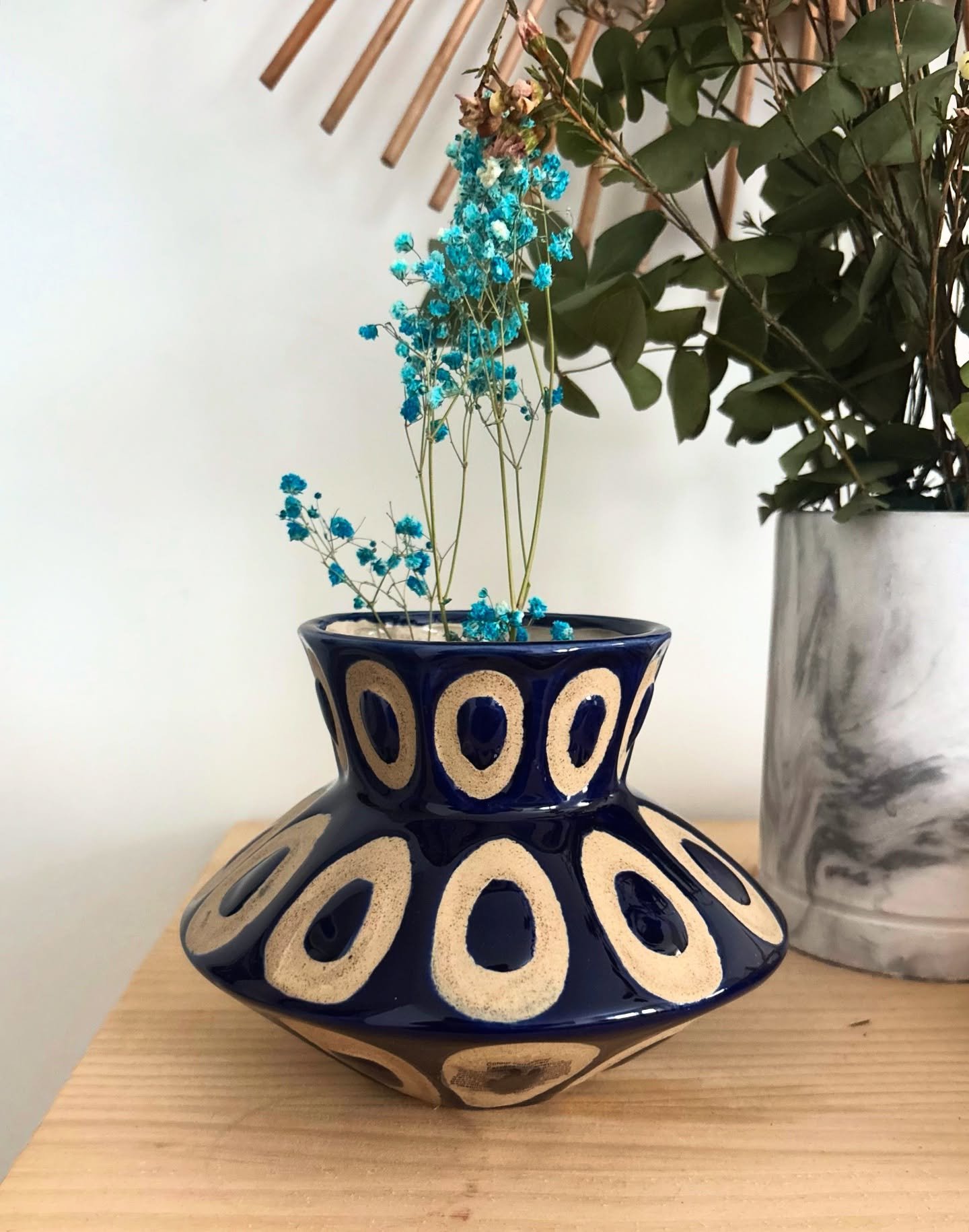 Este peque&ntilde;o jarr&oacute;n es muy vers&aacute;til y encaja f&aacute;cilmente en comedores, habitaciones, salones o recibidores.

Destaca por su azul cobalto y su textura arenosa en los surcos ovalados, que le aportan un toque diferente y decor