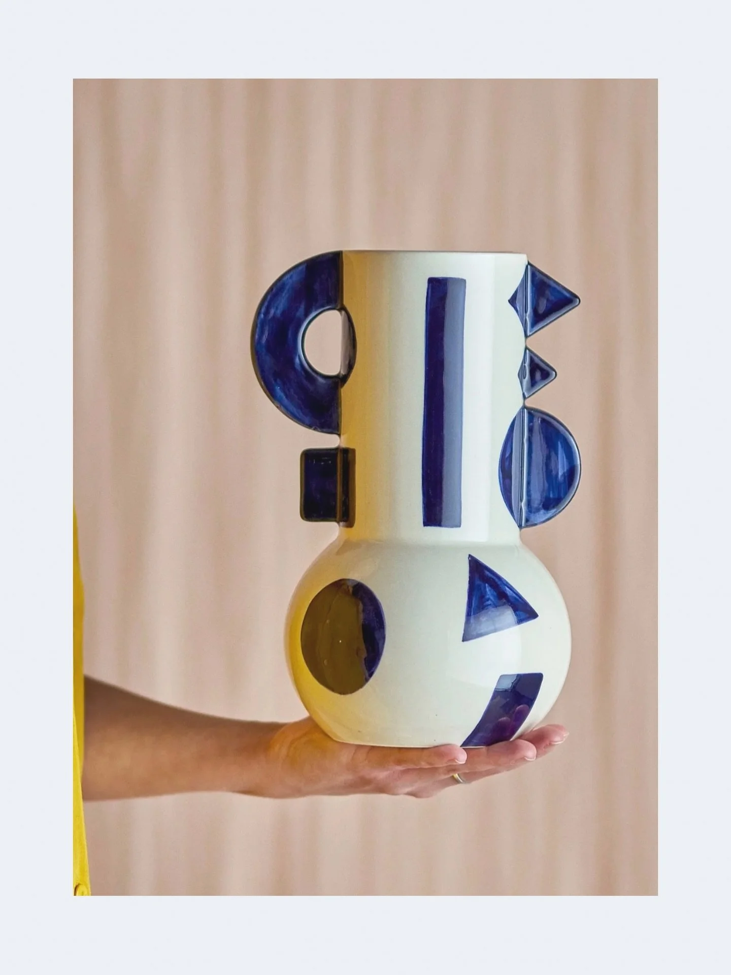 Este jarr&oacute;n &lsquo;Graphica&rsquo; con detalles geom&eacute;tricos en azul cobalto es una maravilla n&oacute;rdica que nos tiene enamorados! 💙