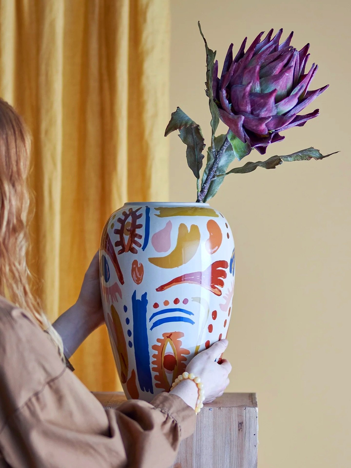 Es nuestro jarr&oacute;n disponible m&aacute;s grande ✨🪬
El jarr&oacute;n &lsquo;Horus&rsquo; es perfecto para lucir un ramo de flores frescas, secas o preservadas, y, tambi&eacute;n destaca por s&iacute; solo como elemento decorativo independiente.