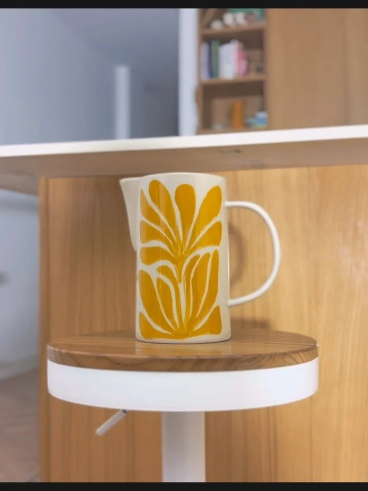 Esta jarra nos tiene locos de amor. 💛
Es s&uacute;per c&oacute;moda para servir gracias a su asa de gran tama&ntilde;o y a su pico en forma de reguero, dise&ntilde;ado para verter el l&iacute;quido con suavidad. 

#jarra #dise&ntilde;o #ceramica. 

