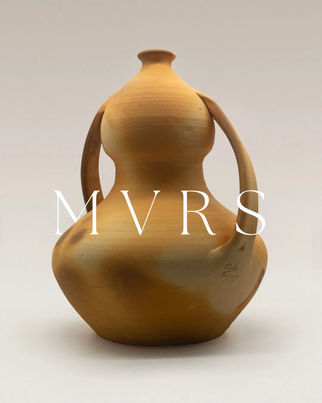 La alfarer&iacute;a de #Moveros es una joya absoluta del minimalismo tradicional.
Su silueta y ese tono arcilla natural aportan calma instant&aacute;nea en cualquier sal&oacute;n. Un pedacito de tierra de Zamora que eleva el rinc&oacute;n m&aacute;s 