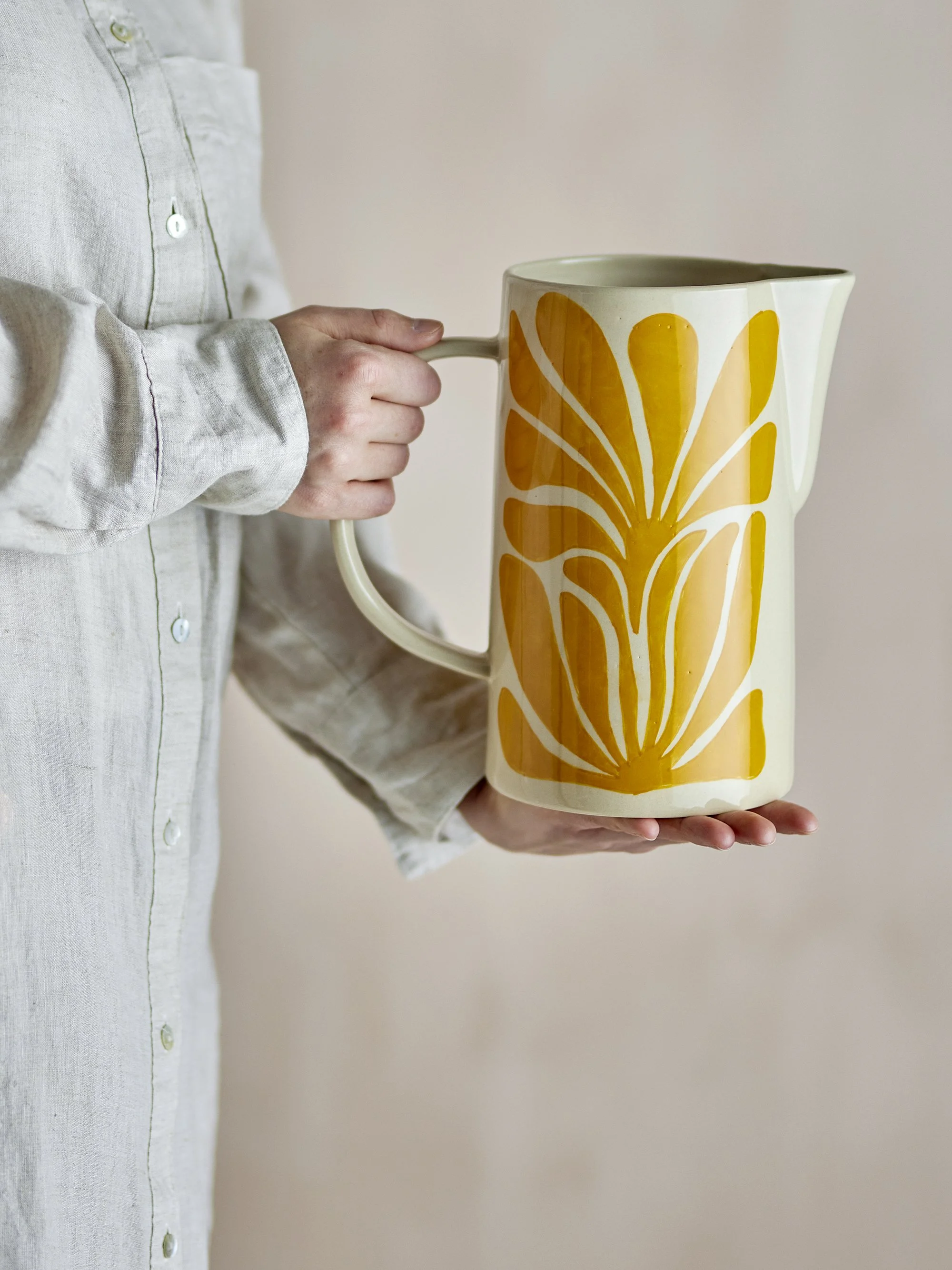 Jarra de agua Fauni, en amarillo y gres