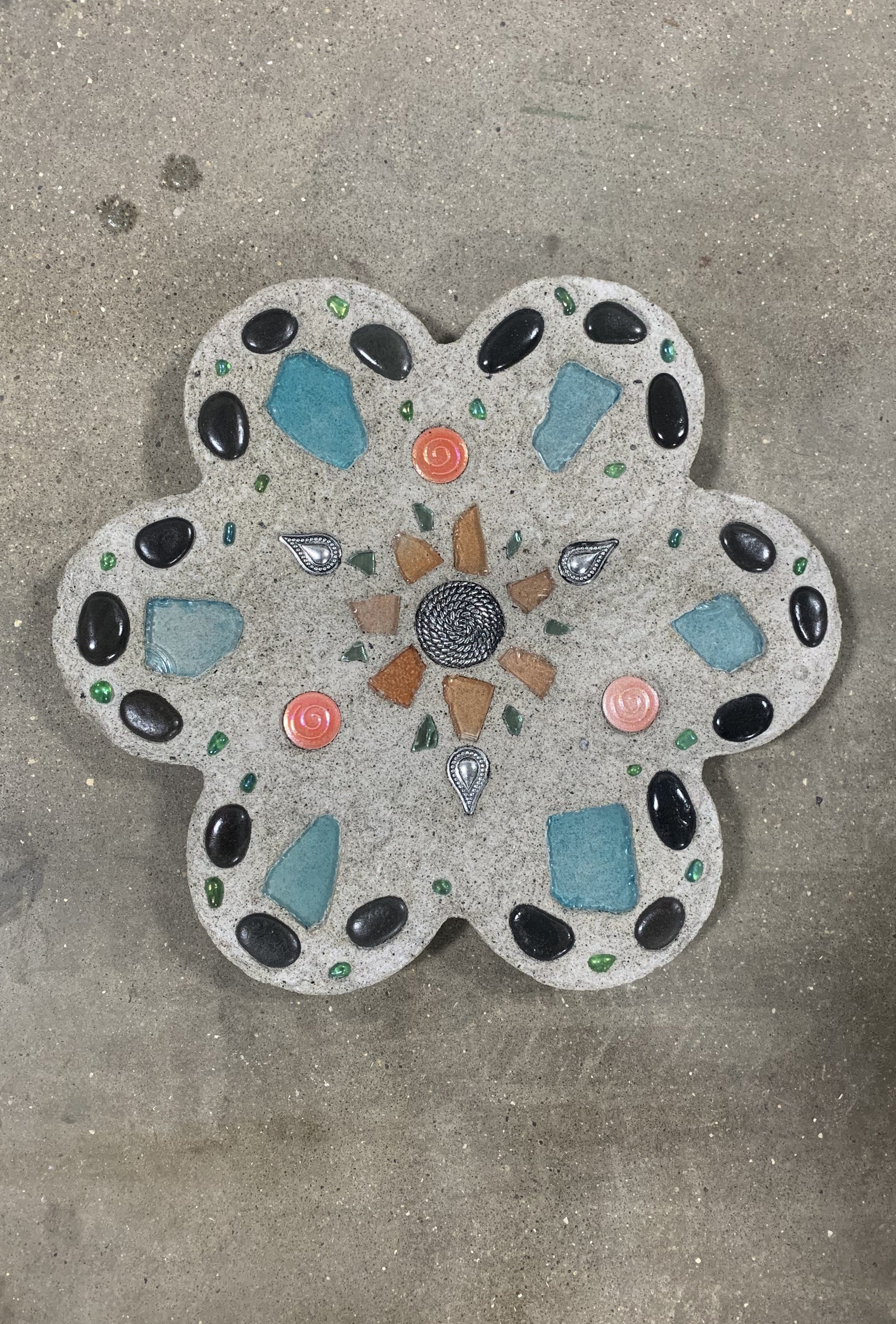 Workshop Price $45
Flower Petal Stepping Stone.
Create this beautiful stepping stone using cement and a unique selection of sea glass and stones.