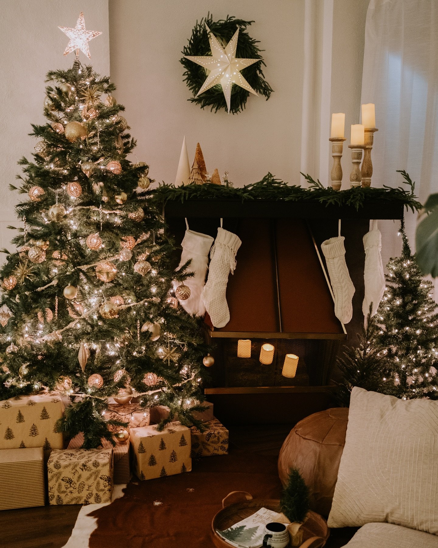 It&rsquo;s holiday time at Juicebox! We have three full sets for y&rsquo;all to create until your grinchy heart grows three sizes! 

We&rsquo;re so proud of this install. It took us four full days to deck the walls, and it&rsquo;s finally here for y&