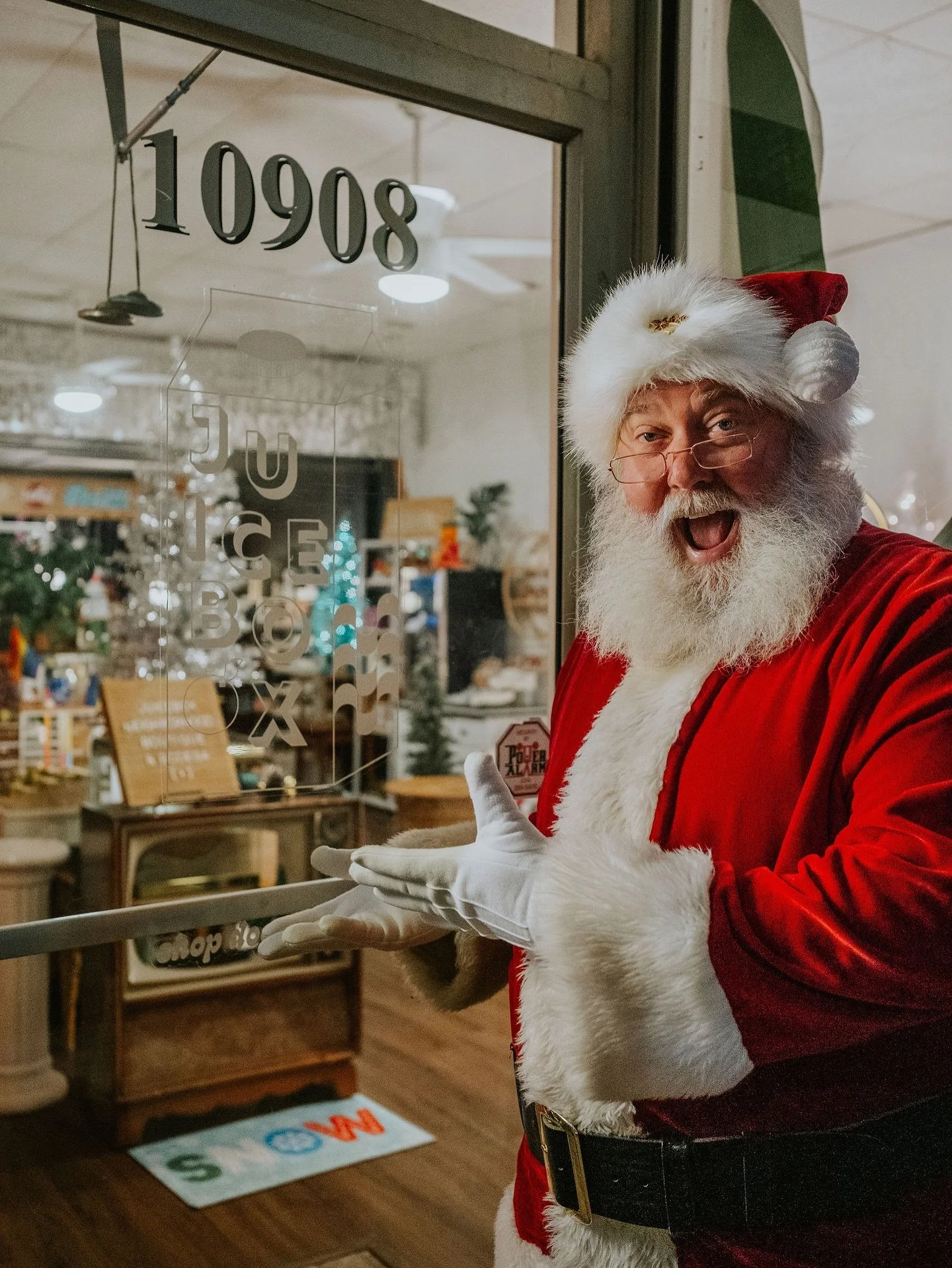 Only a few sleeps til the holidays and #NorthCoastSantaClaus paid us at Juicebox a visit. 

He found himself some sweet treats and our newly stocked #TimberRidgeHoney to slip into some stockings for a cuppa or a Hot Toddy. 

We&rsquo;re open today an