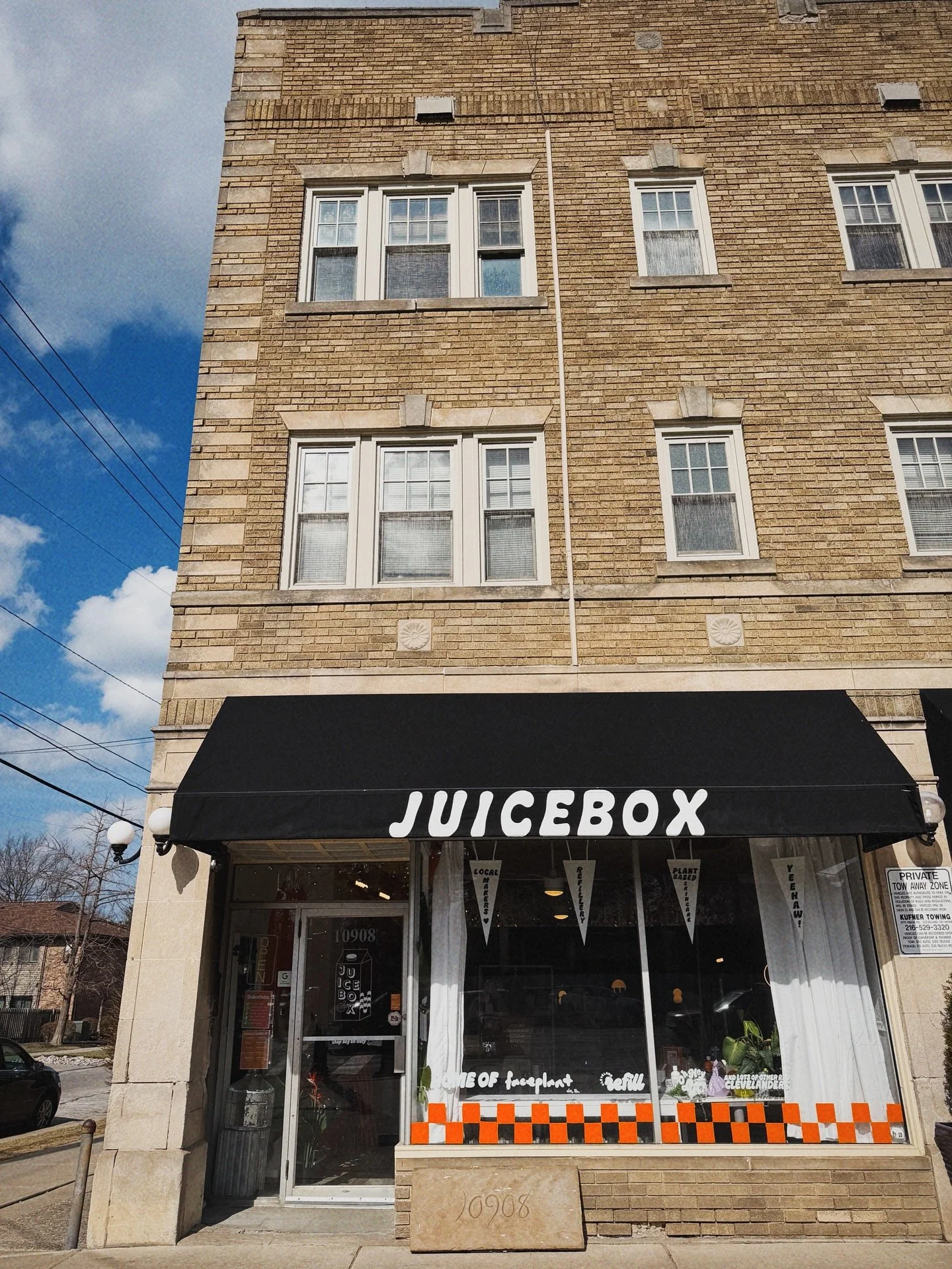 She cuuuute! 

We love a sunny day at Juicebox! It&rsquo;s almost time to put out the patio table ✌🏼 we may be biased but it&rsquo;s a great spot to sip a little coffee on a spring afternoon.

Keep your peepers popped. There&rsquo;s some fun new add