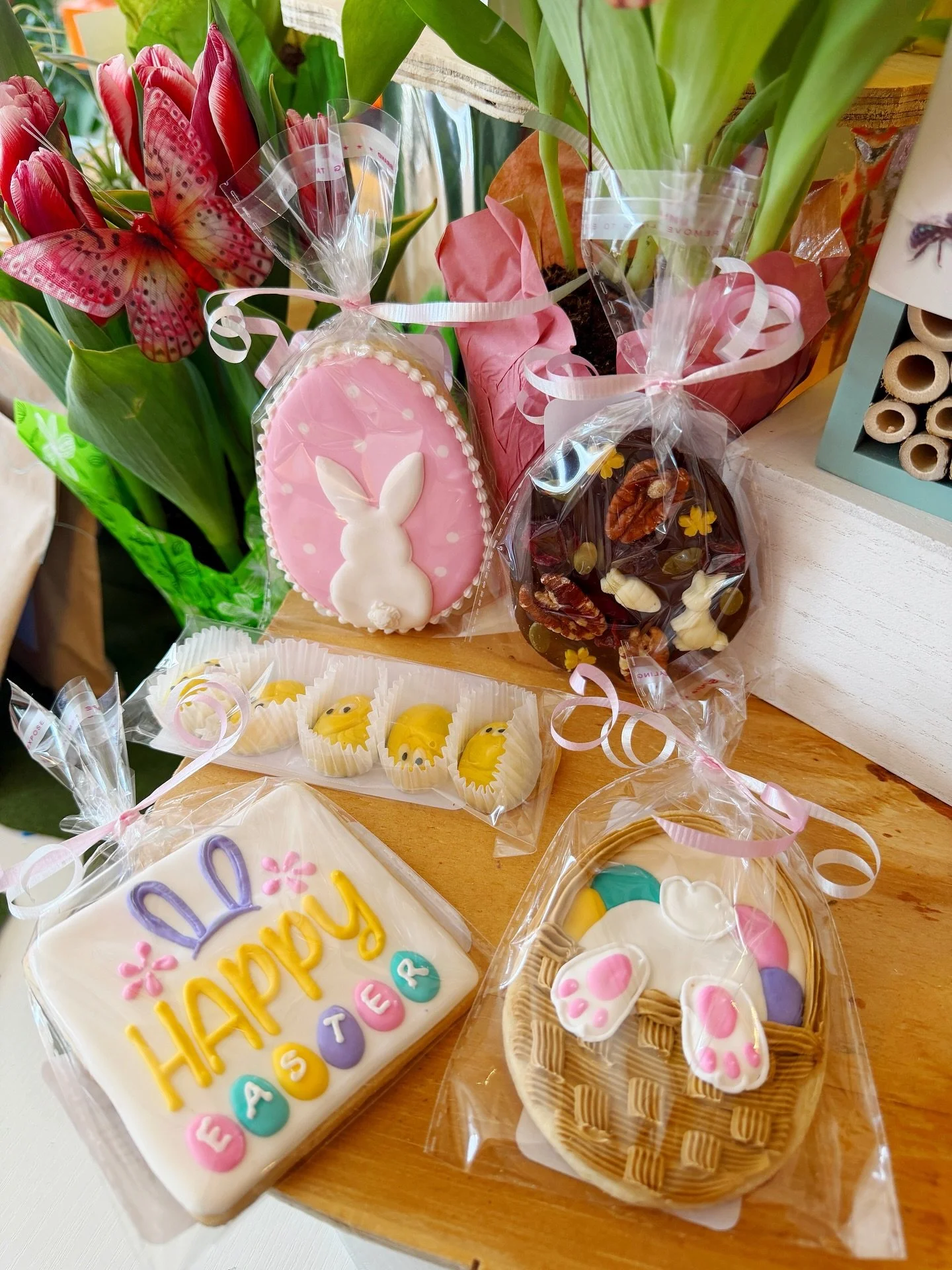 Hop in for some spring sweet treats! @chocoscookiescakes are in shop! A perfect little surprise for every bunny 🐰

#eastertreats #clevelandsmallbusiness #royalicing