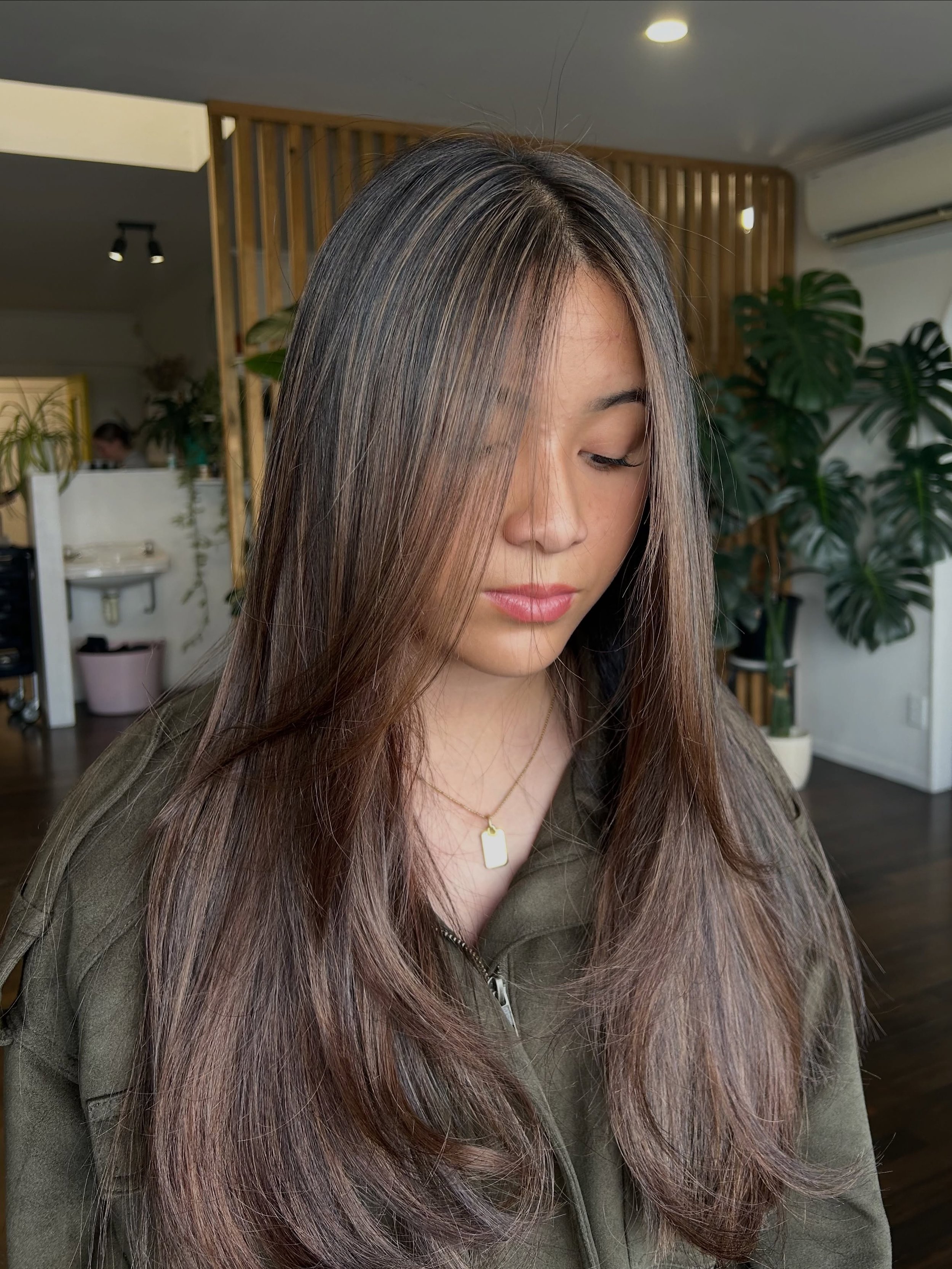 Rich brunette with the prettiest Beige/mocha ribbons 🤎
Soft dimension, glossy shine &amp; that effortless, bouncy finish 😍

Gorgeous girl + gorgeous hair
@j.essicanuth ❤️

📍Hair with Nen | Taupō

#taupohairdressers #hairdressernearme #brunnettehai