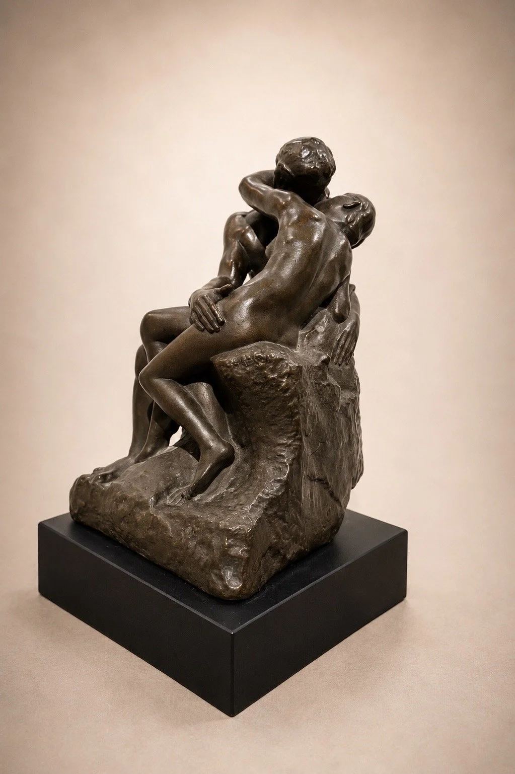 The Kiss in resin rodin sculpture