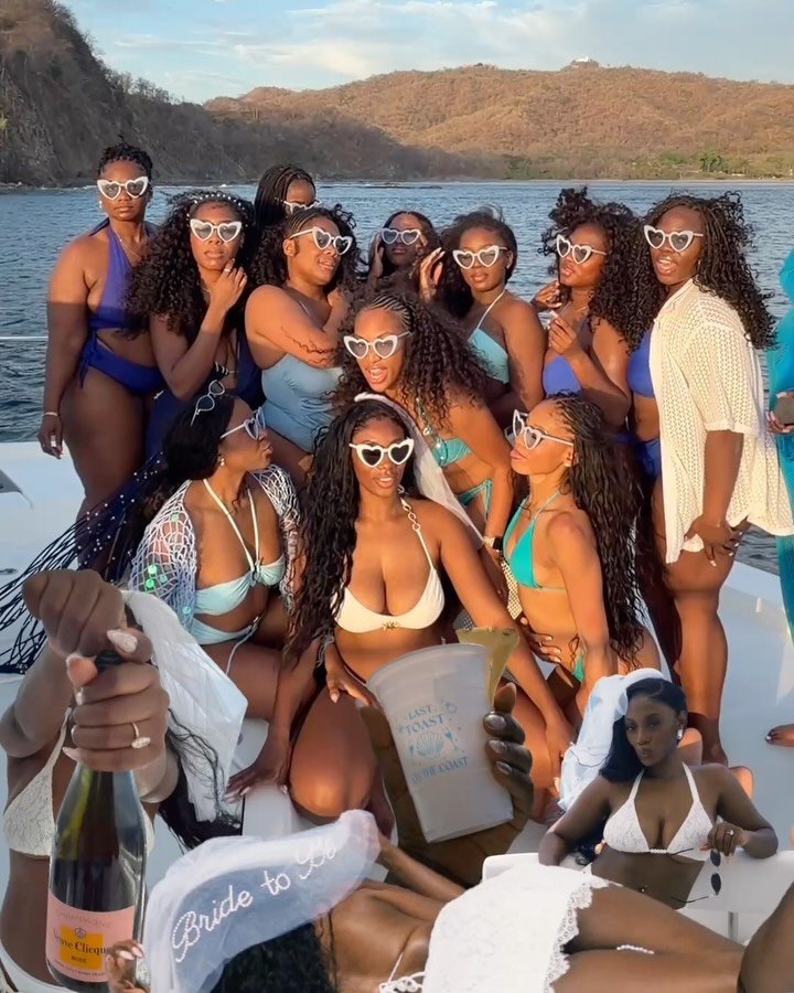 Get in losers, it&rsquo;s boat day on the bachelorette 🤭💙
&bull;
&bull;
&bull;
Bride to be: @theroselook 
Wedding Content Creator: @capturedbychinny