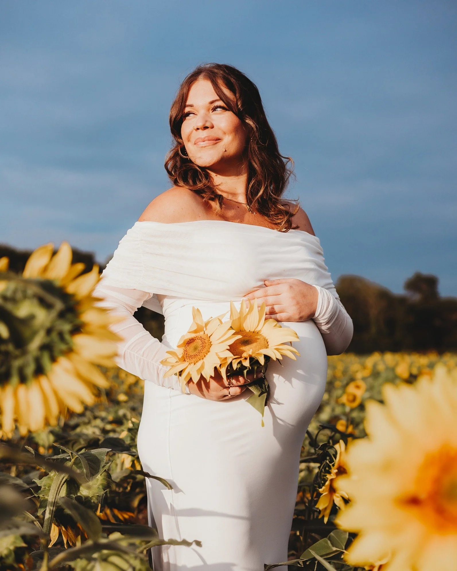 Sunflower fields in full bloom 🌻 and I&rsquo;m in my happy place! 
There&rsquo;s just something so magical about this in the golden light, I it might be my favourite setting of all.
It was a pleasure photographing this beautiful mamma, and I can&rsq