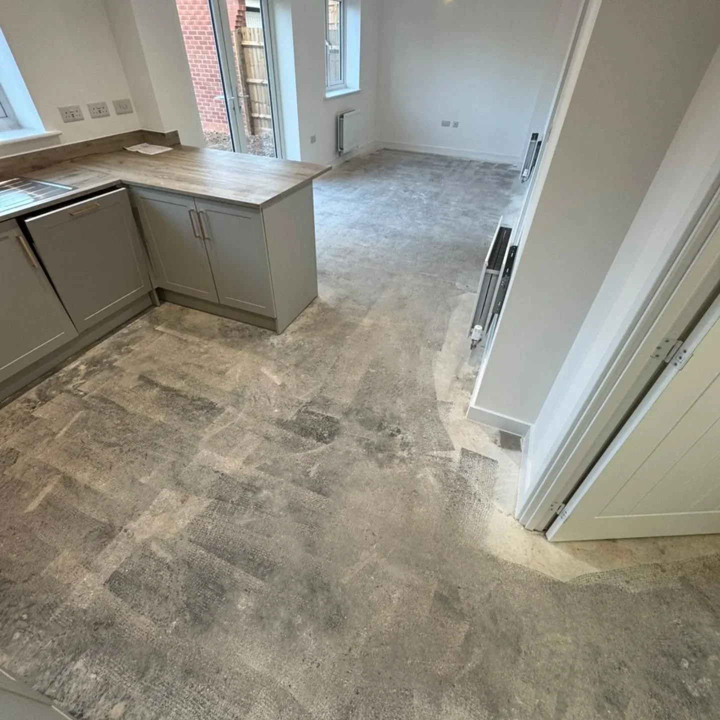 📸 Before & After shots 👌🏽
✨️Kitchen install of LVT @invictusflooring Royal Oak Primus.
Stunning transformation!
✅️Full prep work, uplift & disposal of old flooring.
✅️ Primer, DPM and screed to level the floor.
✅️Herringbone LVT layout