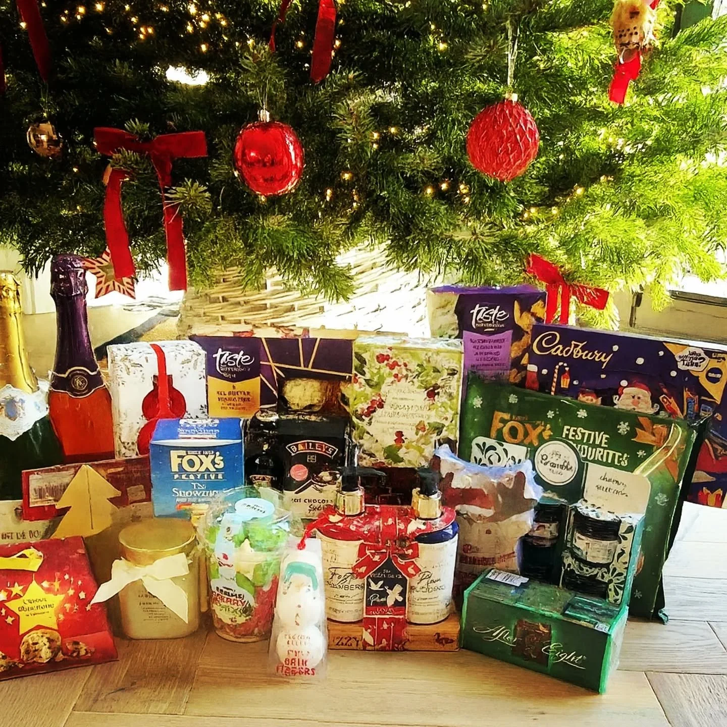 🎄CHRISTMAS  HAMPER GIVEAWAY 🎄

We&rsquo;re getting into the festive spirit and giving YOU the chance to win a gorgeous Christmas hamper!

✨ How to Enter:

&bull; Like this post

&bull; Comment on this post

&bull; Tag 3 friends who would LOVE a Chr